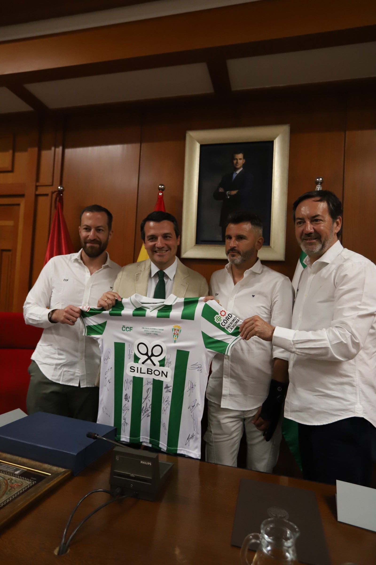La celebración del ascenso del Córdoba en imágenes: visita a San Rafael y el Ayuntamiento