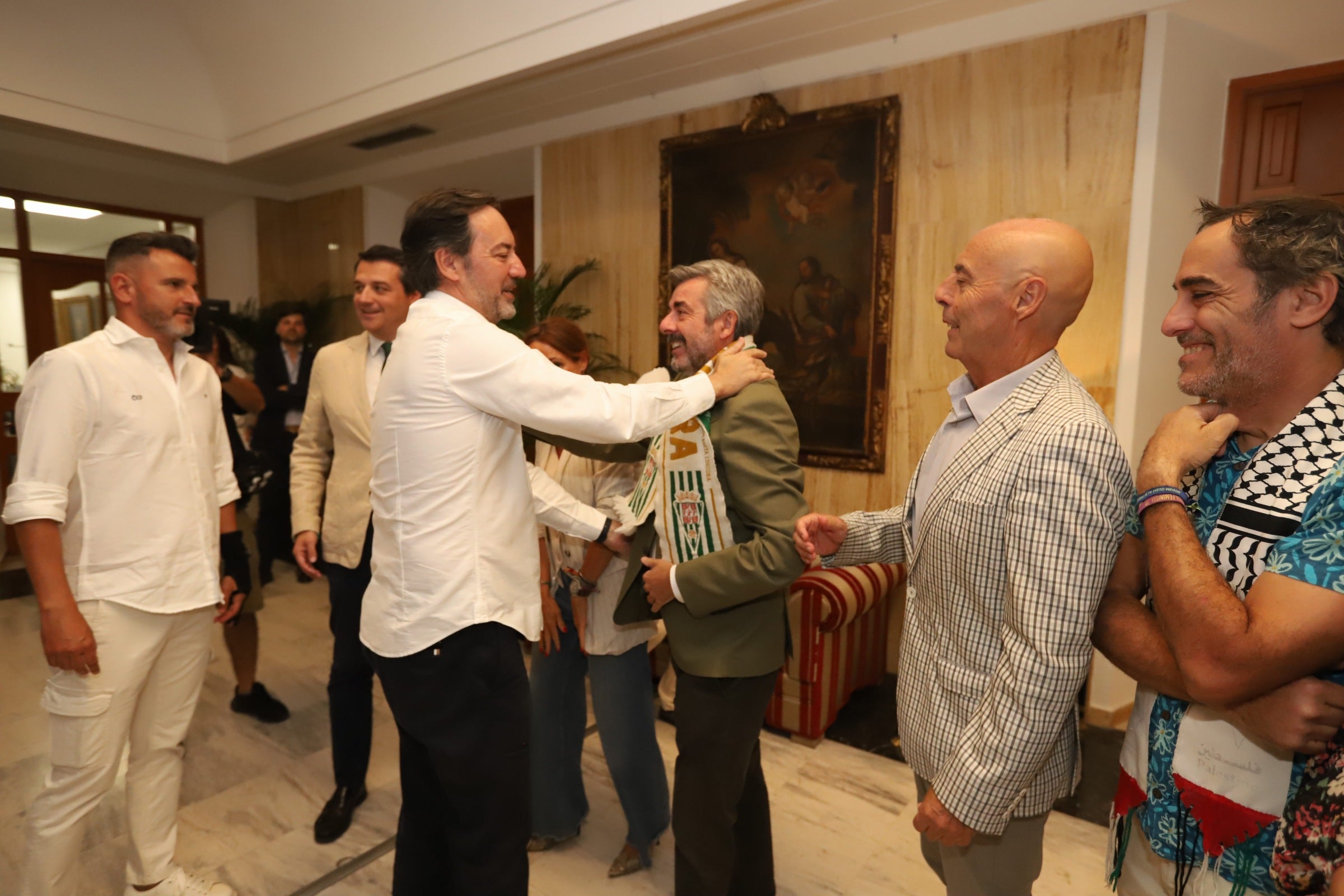 La celebración del ascenso del Córdoba en imágenes: visita a San Rafael y el Ayuntamiento