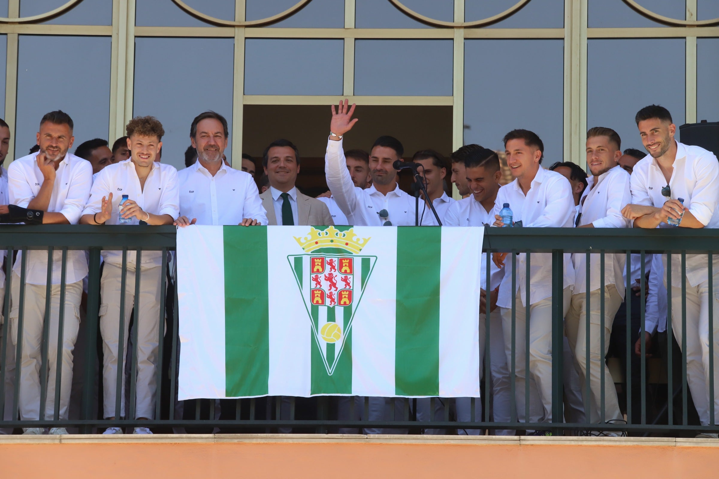 La celebración del ascenso del Córdoba en imágenes: visita a San Rafael y el Ayuntamiento