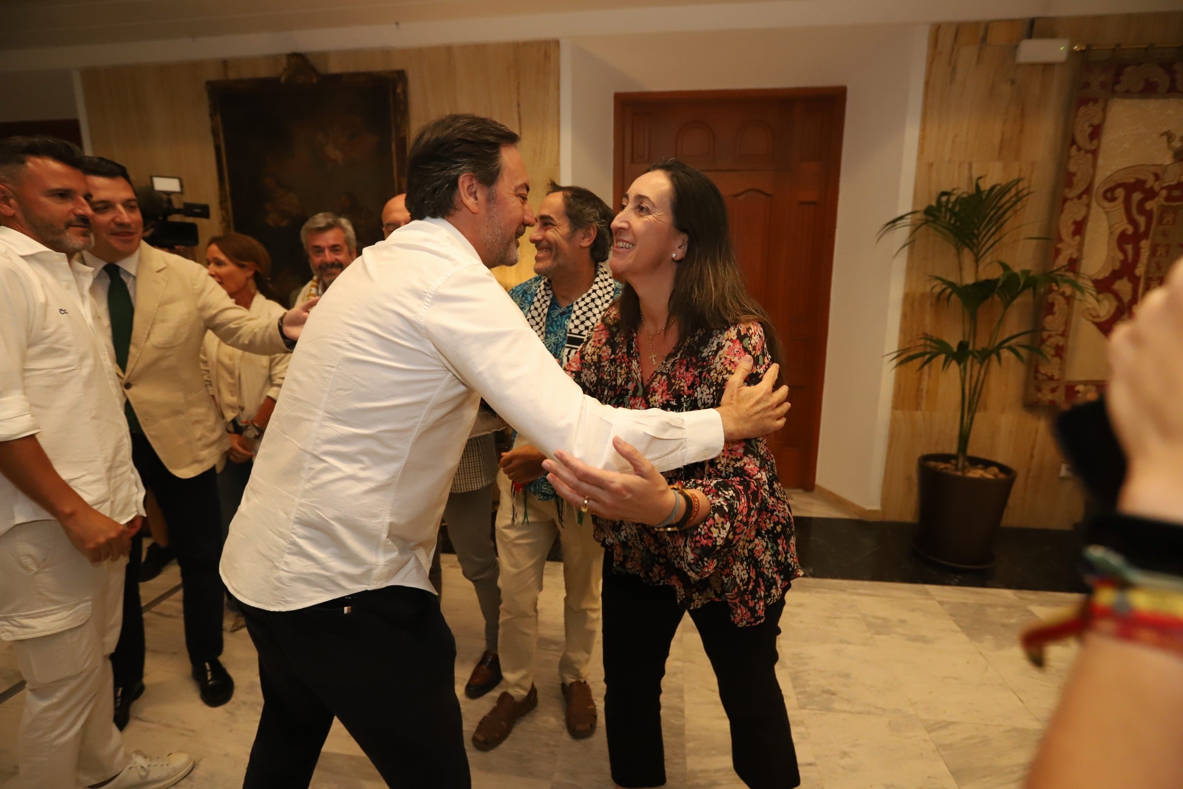 La celebración del ascenso del Córdoba en imágenes: visita a San Rafael y el Ayuntamiento