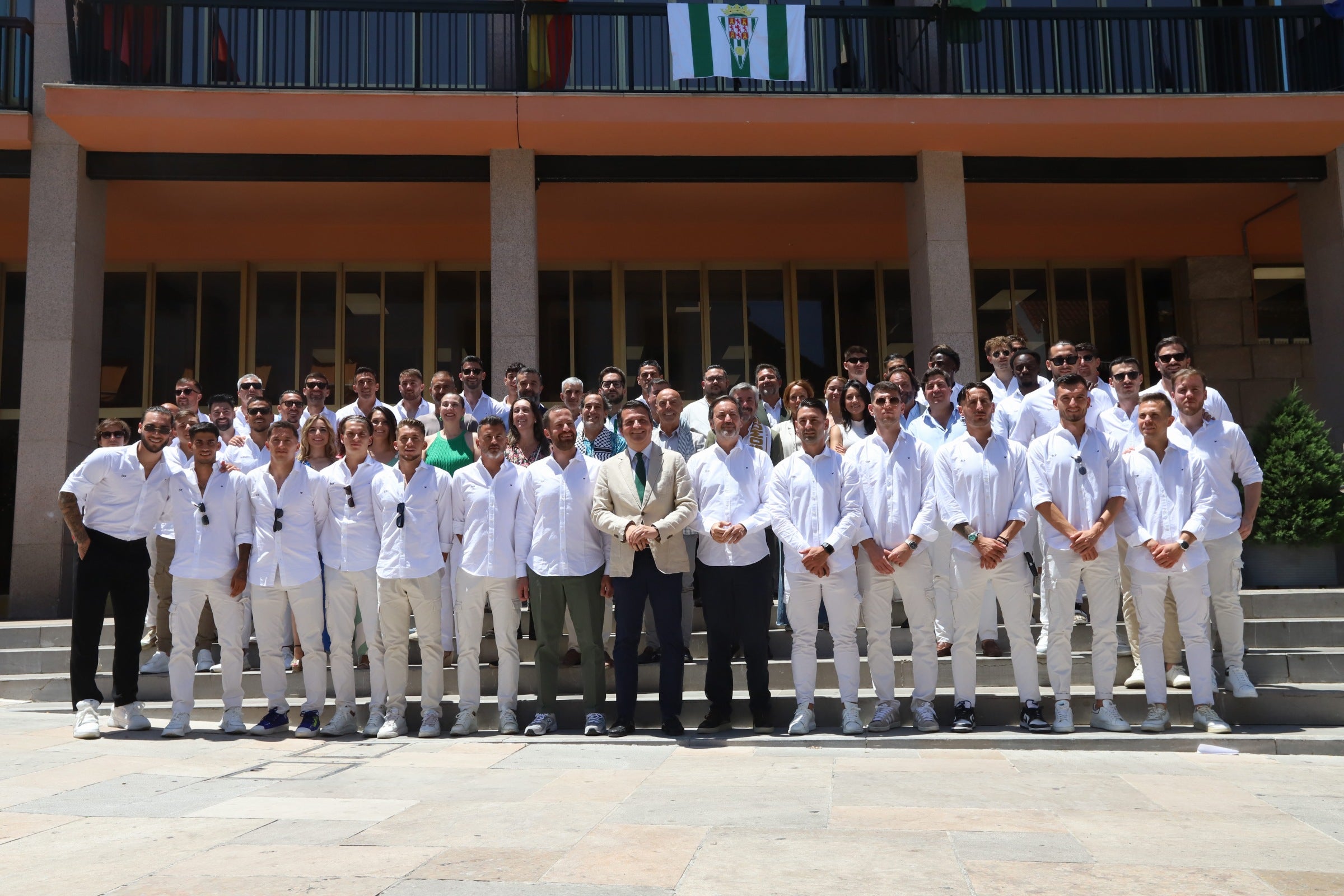 La celebración del ascenso del Córdoba en imágenes: visita a San Rafael y el Ayuntamiento