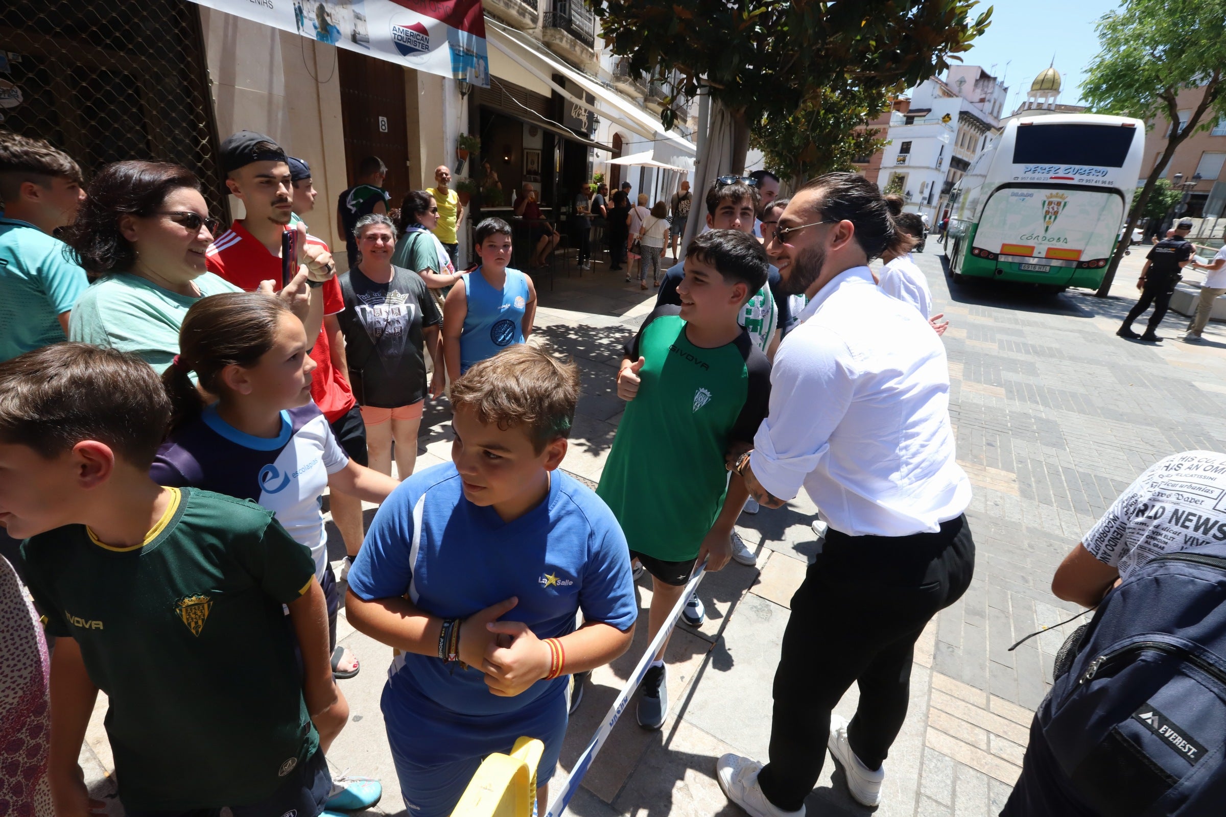 La celebración del ascenso del Córdoba en imágenes: visita a San Rafael y el Ayuntamiento