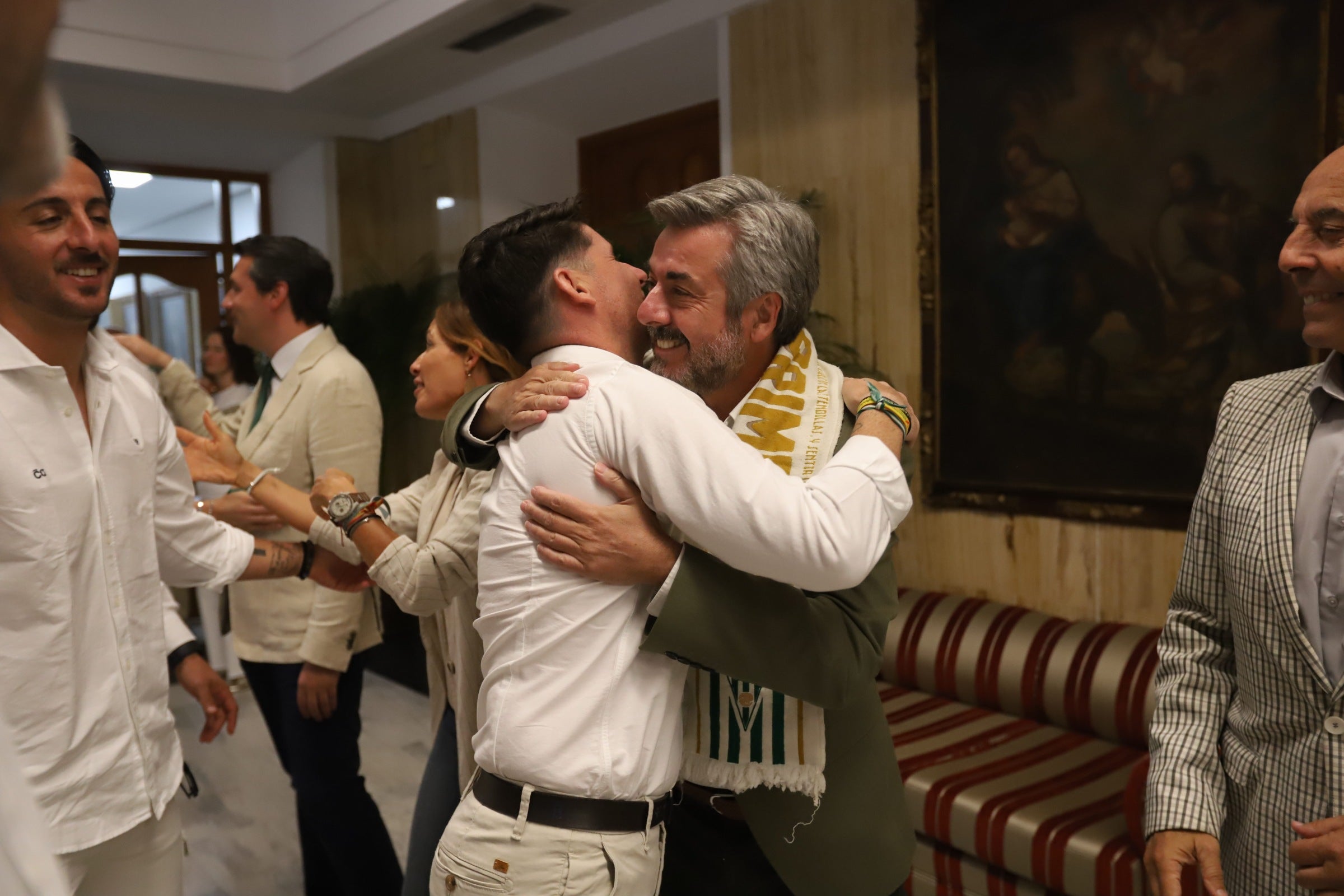 La celebración del ascenso del Córdoba en imágenes: visita a San Rafael y el Ayuntamiento