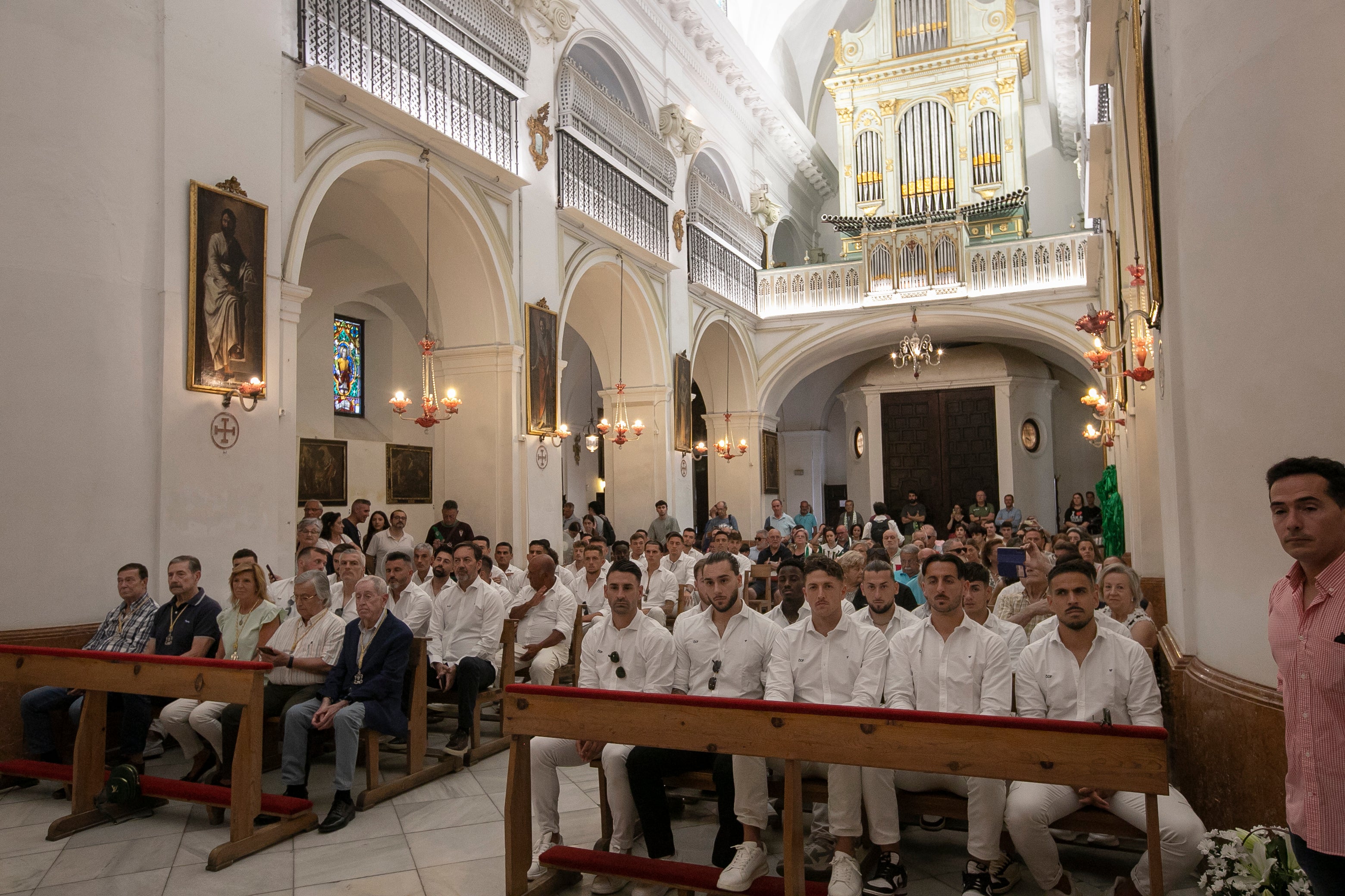 La celebración del ascenso del Córdoba en imágenes: visita a San Rafael y el Ayuntamiento