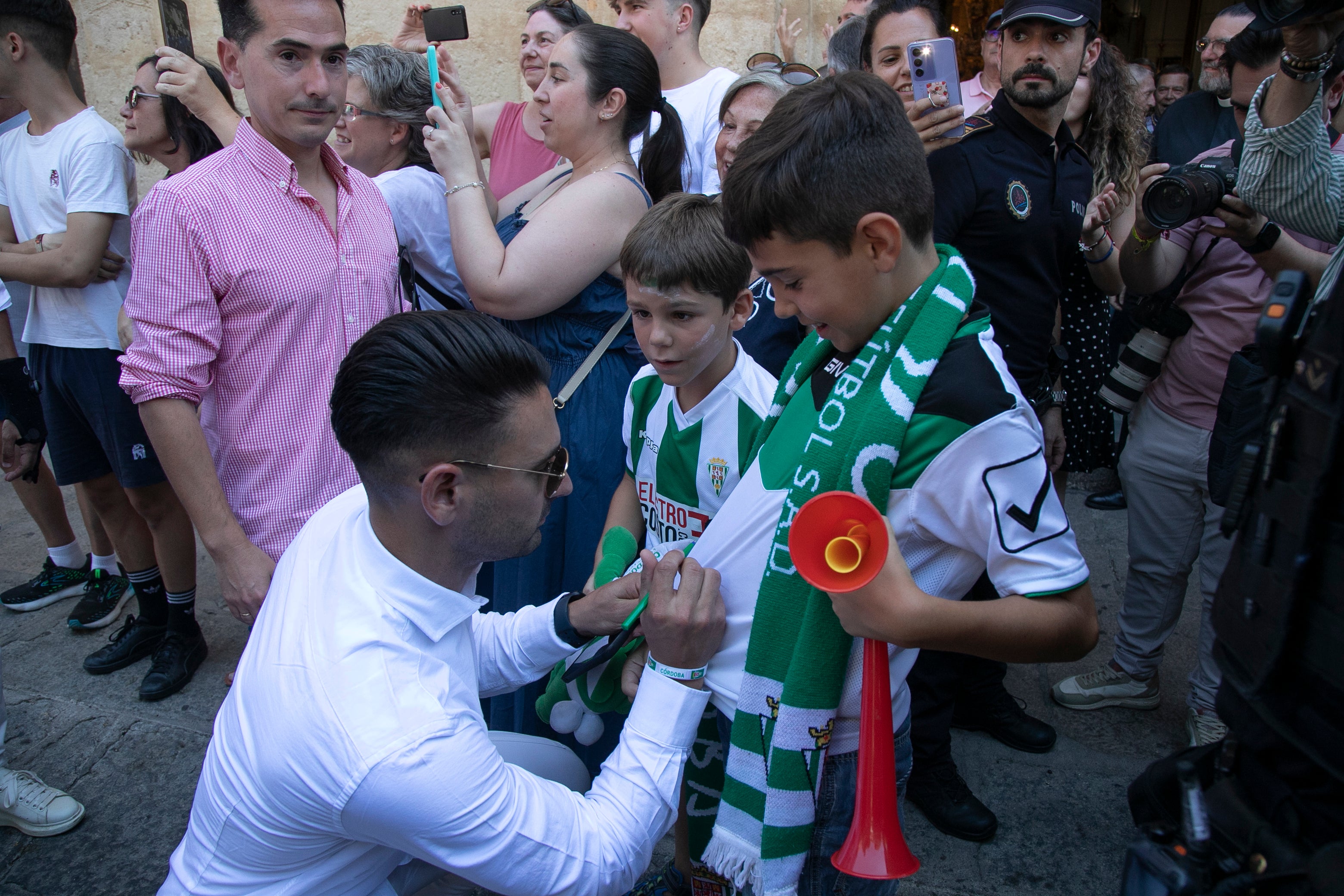 La celebración del ascenso del Córdoba en imágenes: visita a San Rafael y el Ayuntamiento