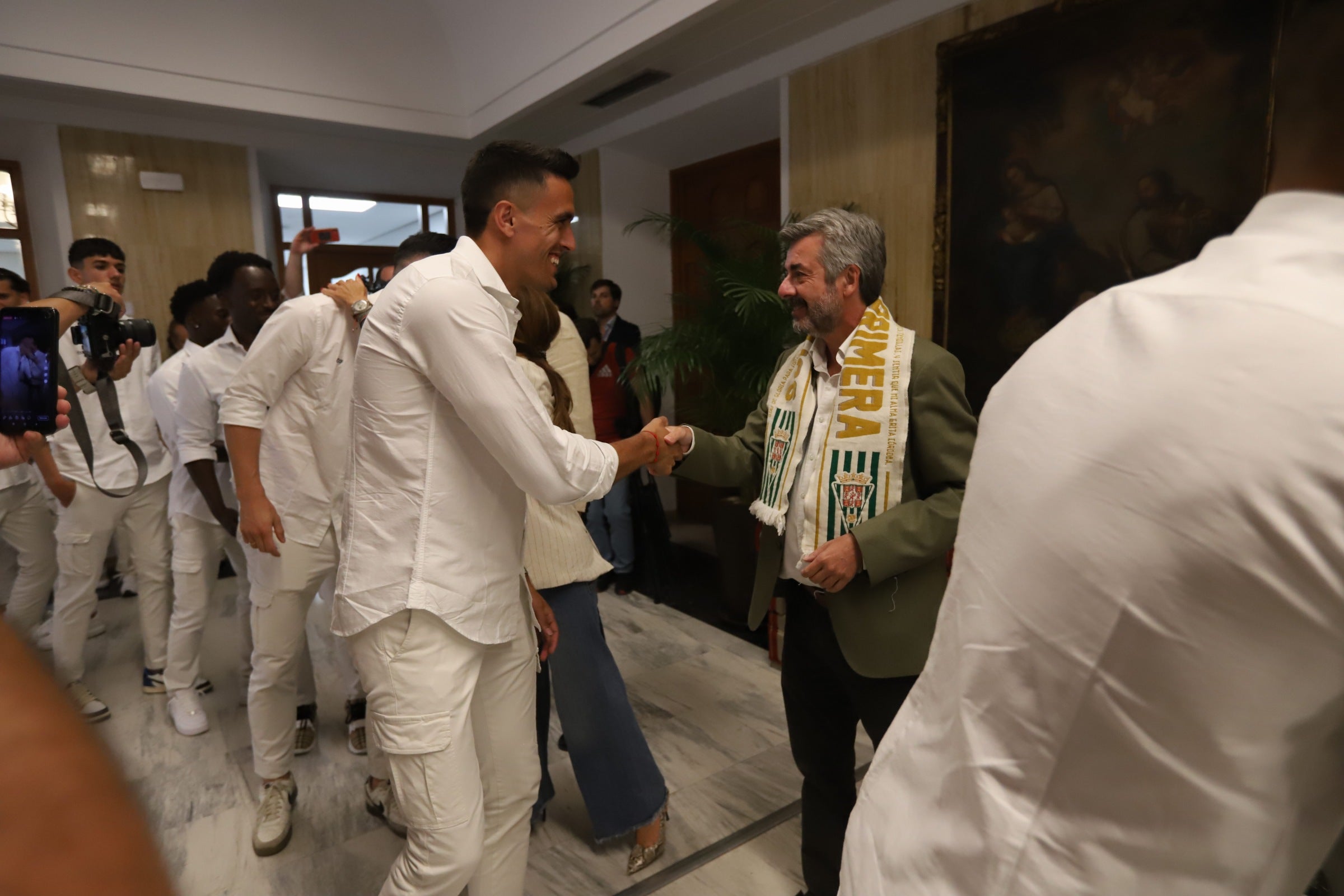 La celebración del ascenso del Córdoba en imágenes: visita a San Rafael y el Ayuntamiento