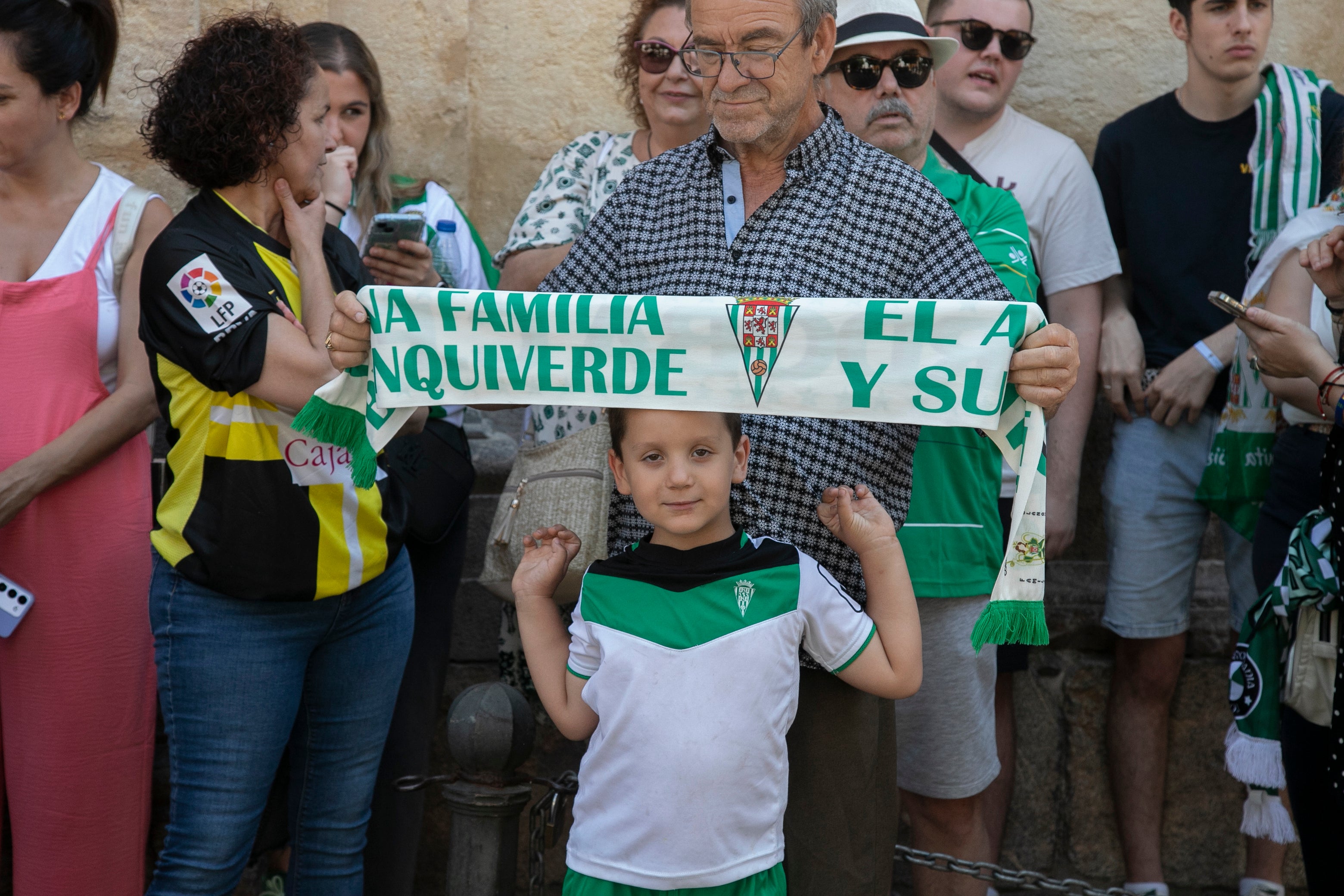 La celebración del ascenso del Córdoba en imágenes: visita a San Rafael y el Ayuntamiento