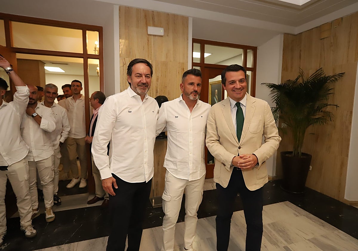 De izquierda a derecha, Antonio Fernández Monterubio, Iván Ania y José María Bellido