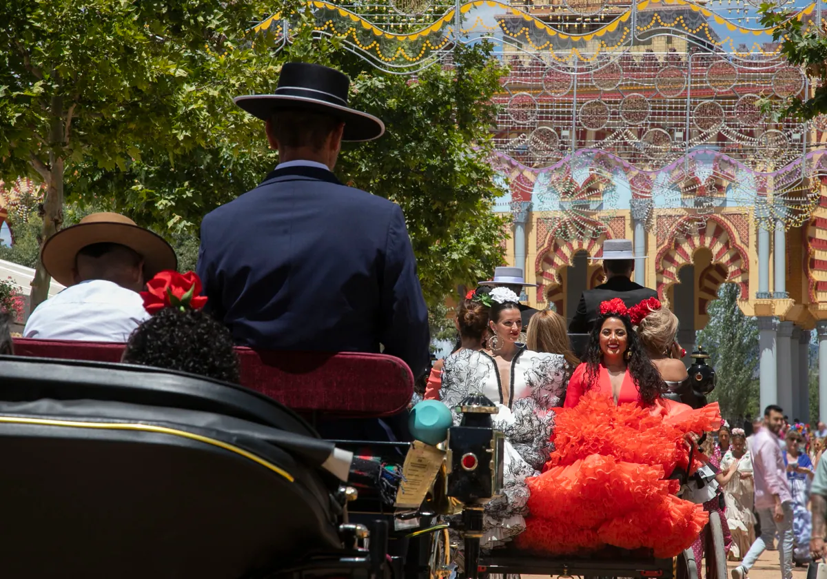 Flamencas en un coche de caballos