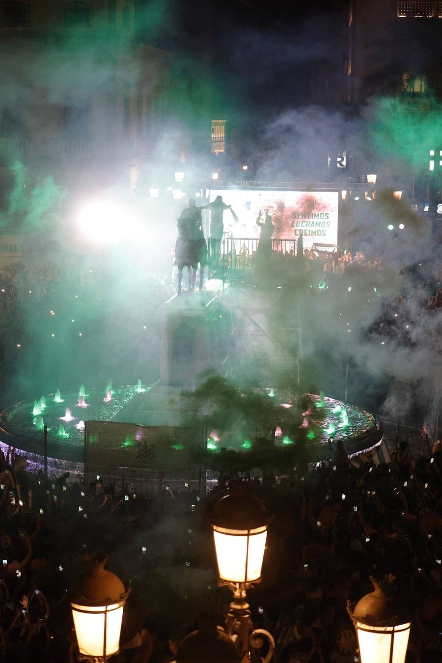 Baño de masas del Córdoba en Las Tendillas, en imágenes