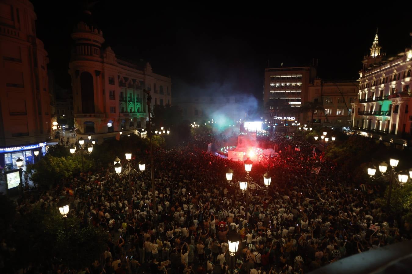 Baño de masas del Córdoba en Las Tendillas, en imágenes