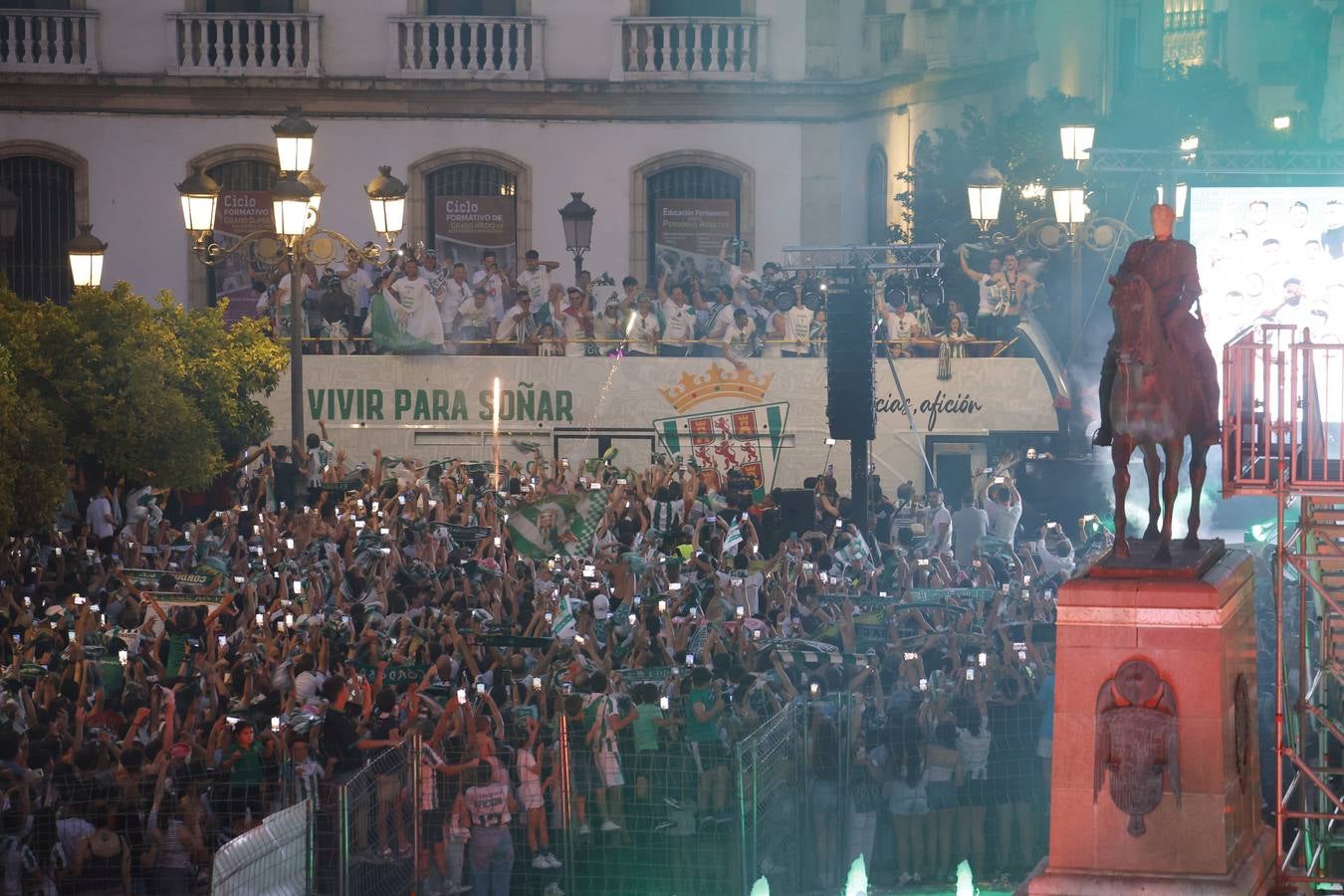 Baño de masas del Córdoba en Las Tendillas, en imágenes