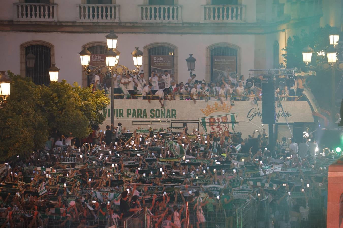 Baño de masas del Córdoba en Las Tendillas, en imágenes