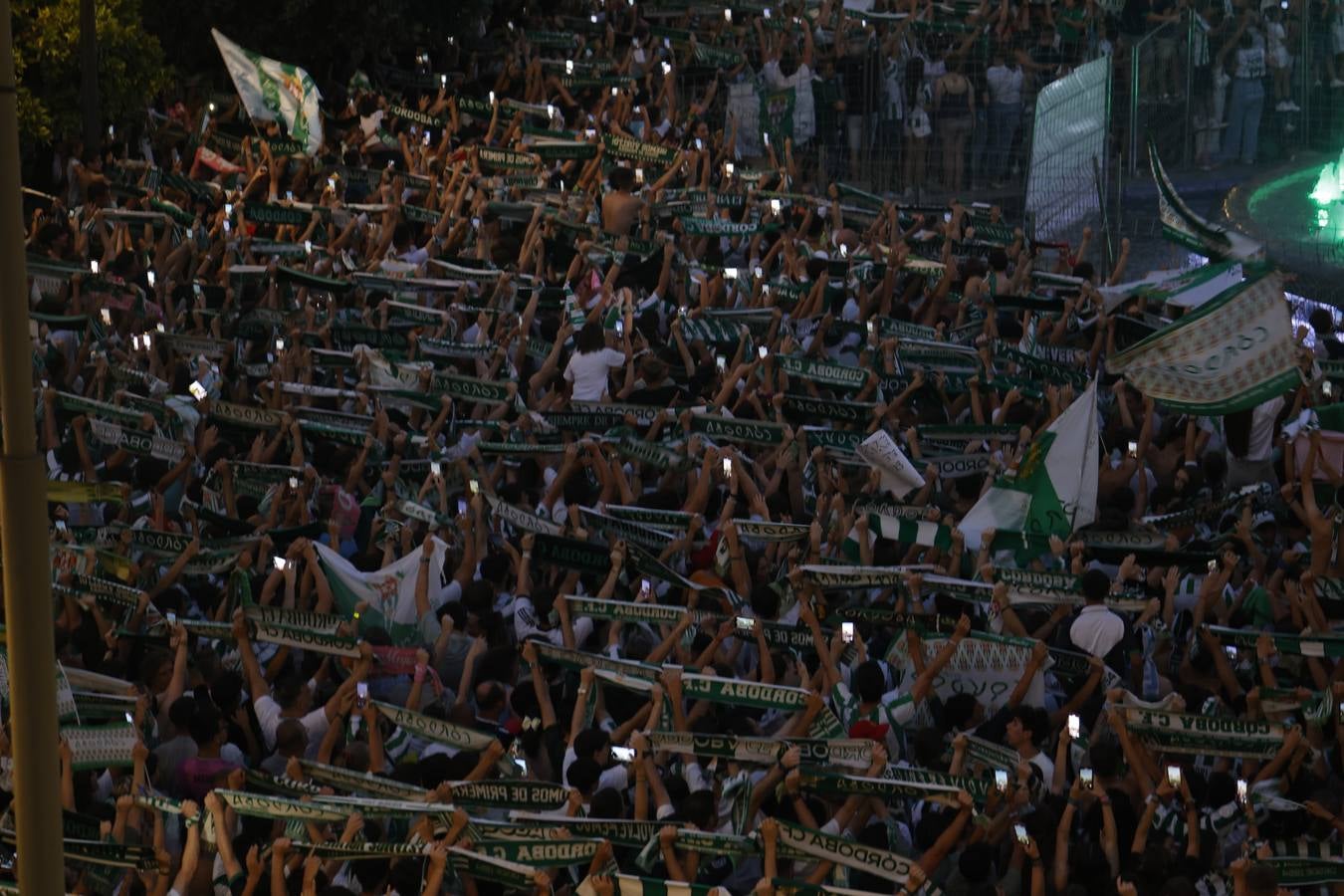 Baño de masas del Córdoba en Las Tendillas, en imágenes