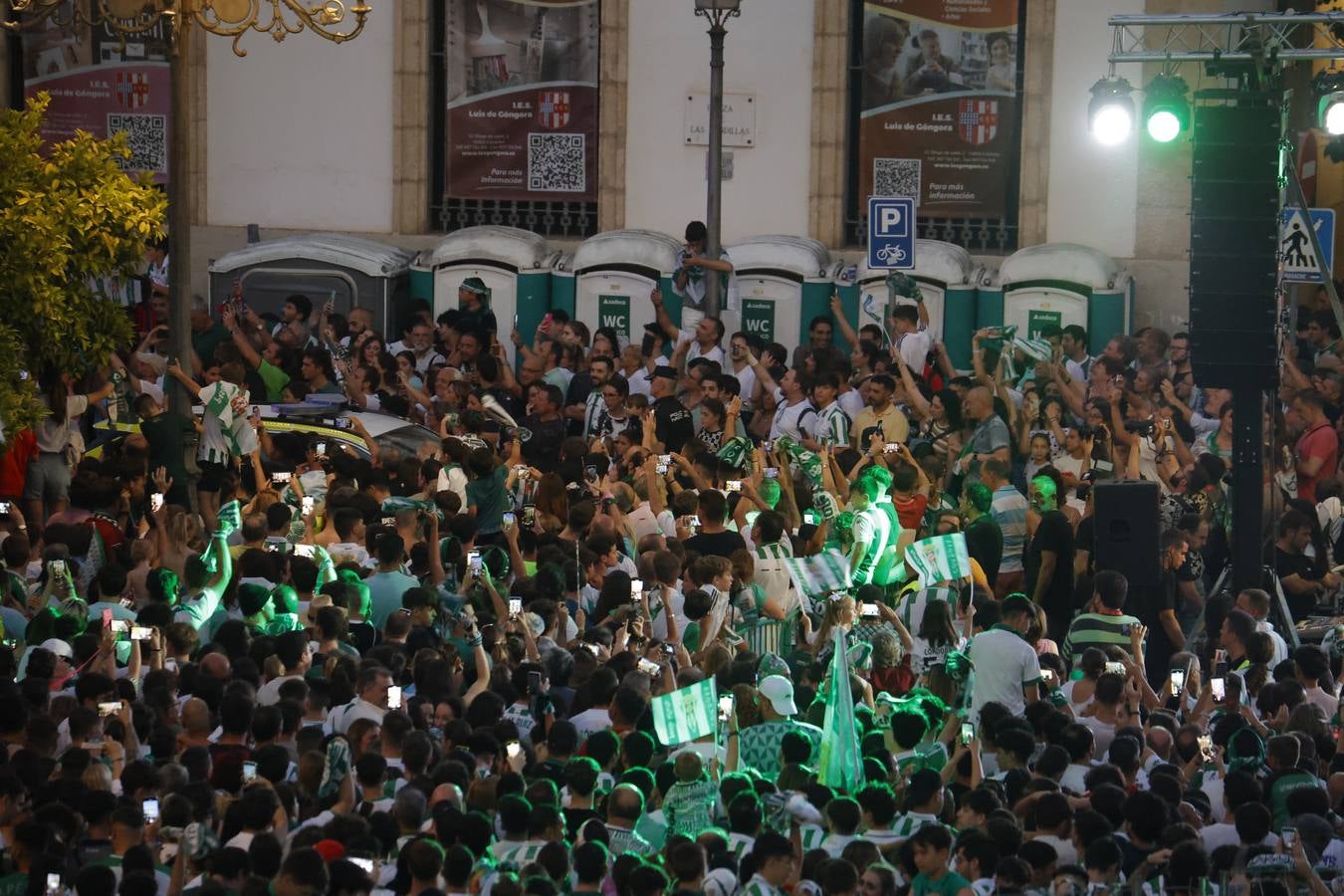 Baño de masas del Córdoba en Las Tendillas, en imágenes