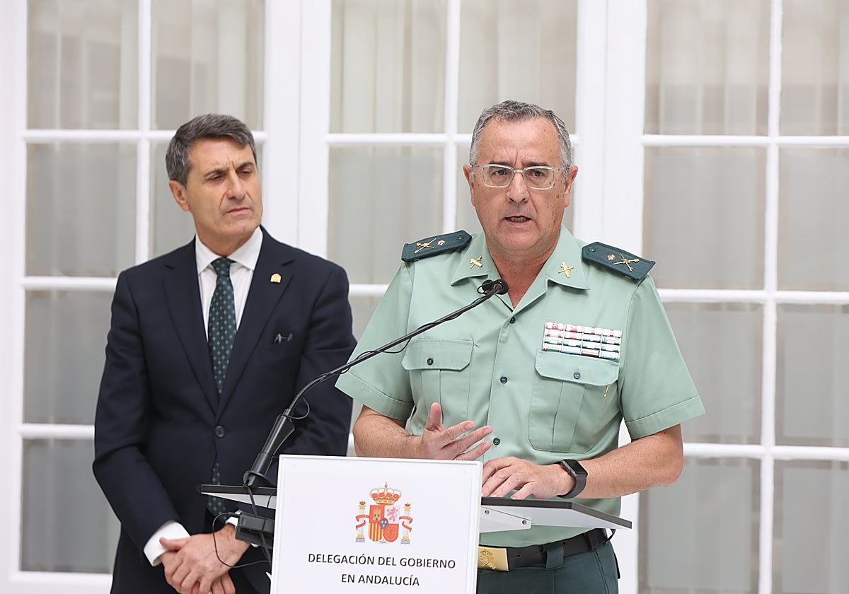 El general Luis Ortega, durante su intervención, junto al delegado del Gobierno en Andalucía