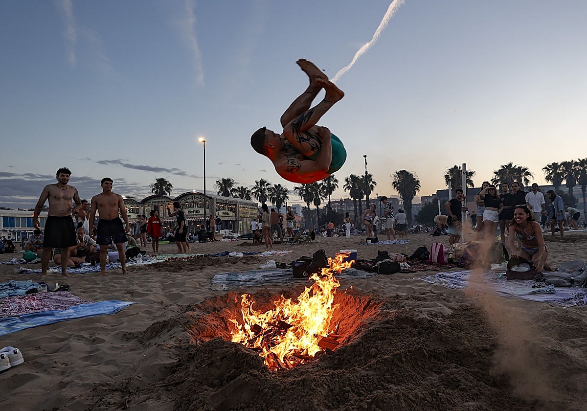 Imagen de la noche de San Juan en la playa de la Malvarrosa de Valencia