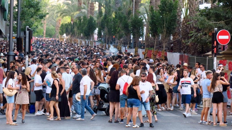 Ambiente durante las fiestas de Hogueras de Alicante, en toda la ciudad.