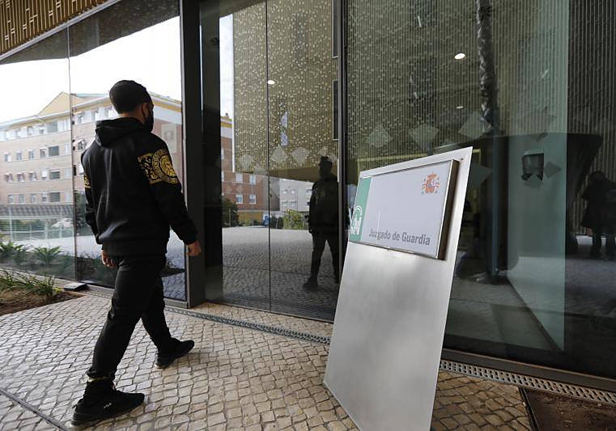 Un joven entra al Juzgado de Guardia en una imagen de archivo