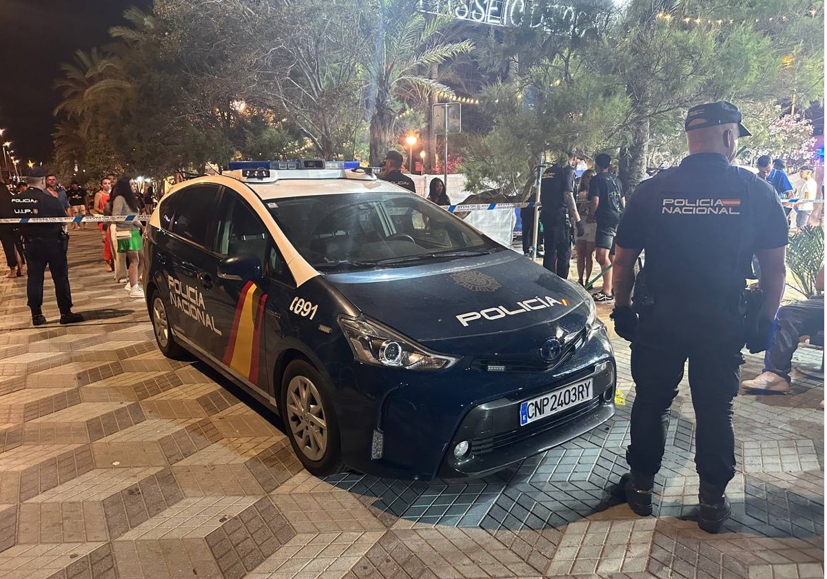 Agentes de la Policía Nacional en el dispositivo desplegado en otra barraca, durante las fiestas de Hogueras de Alicante.