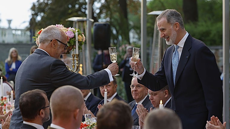 Don Felipe y el presidente de Estonia, Alar Karis, en la cena en el Palacio de Kadriog