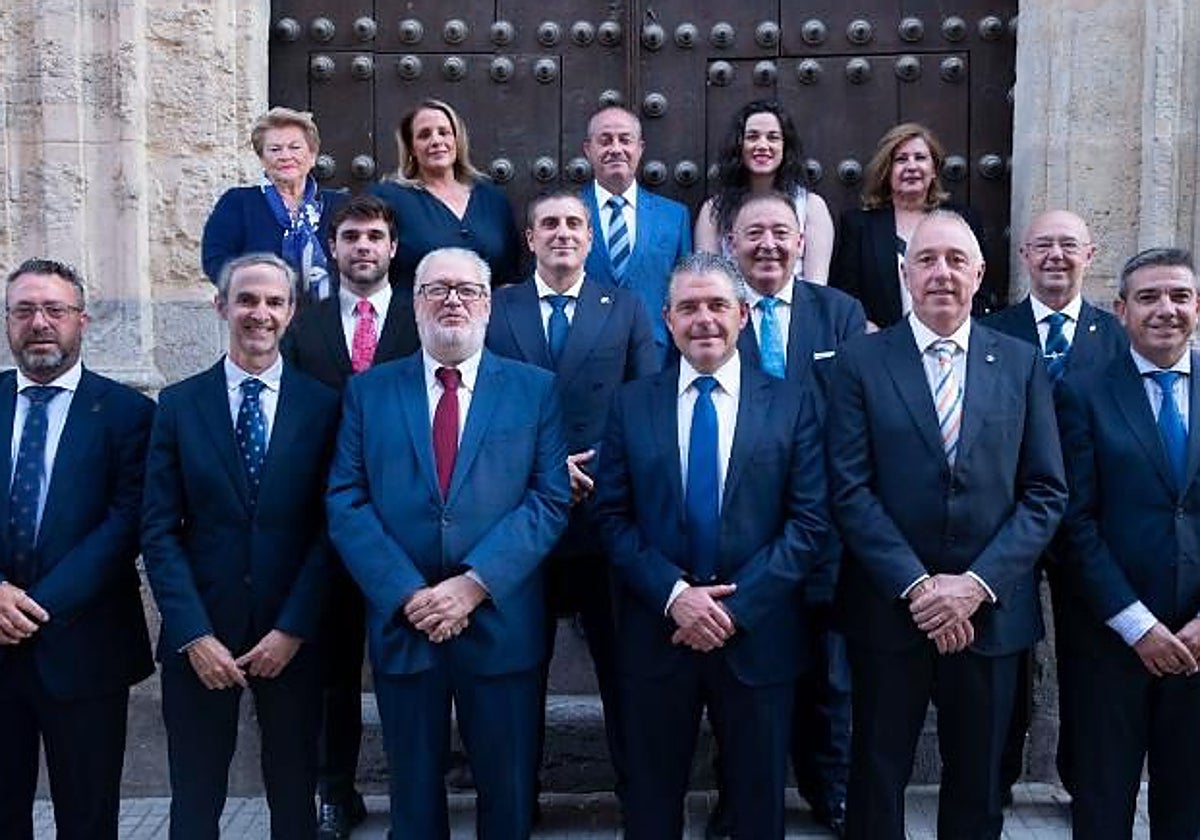 Manuel Murillo posa rodeado con su equipo