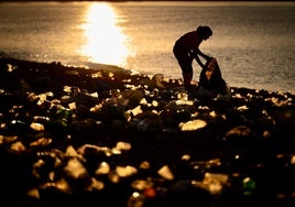 Málaga retira 23 toneladas de basura de sus playas tras la noche de San Juan