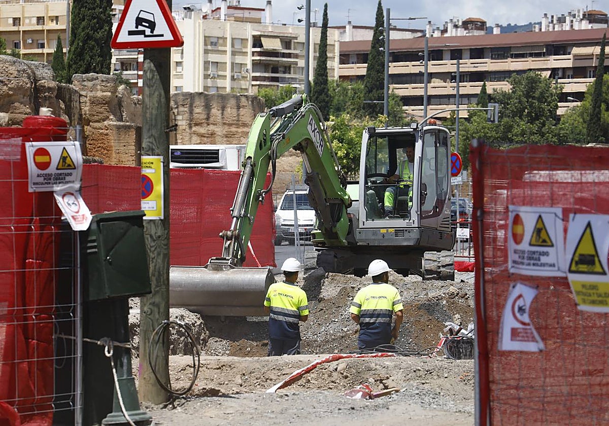 Excavadoras y trabajadores realizan una zanja en el Marrubial al final de la semana pasada