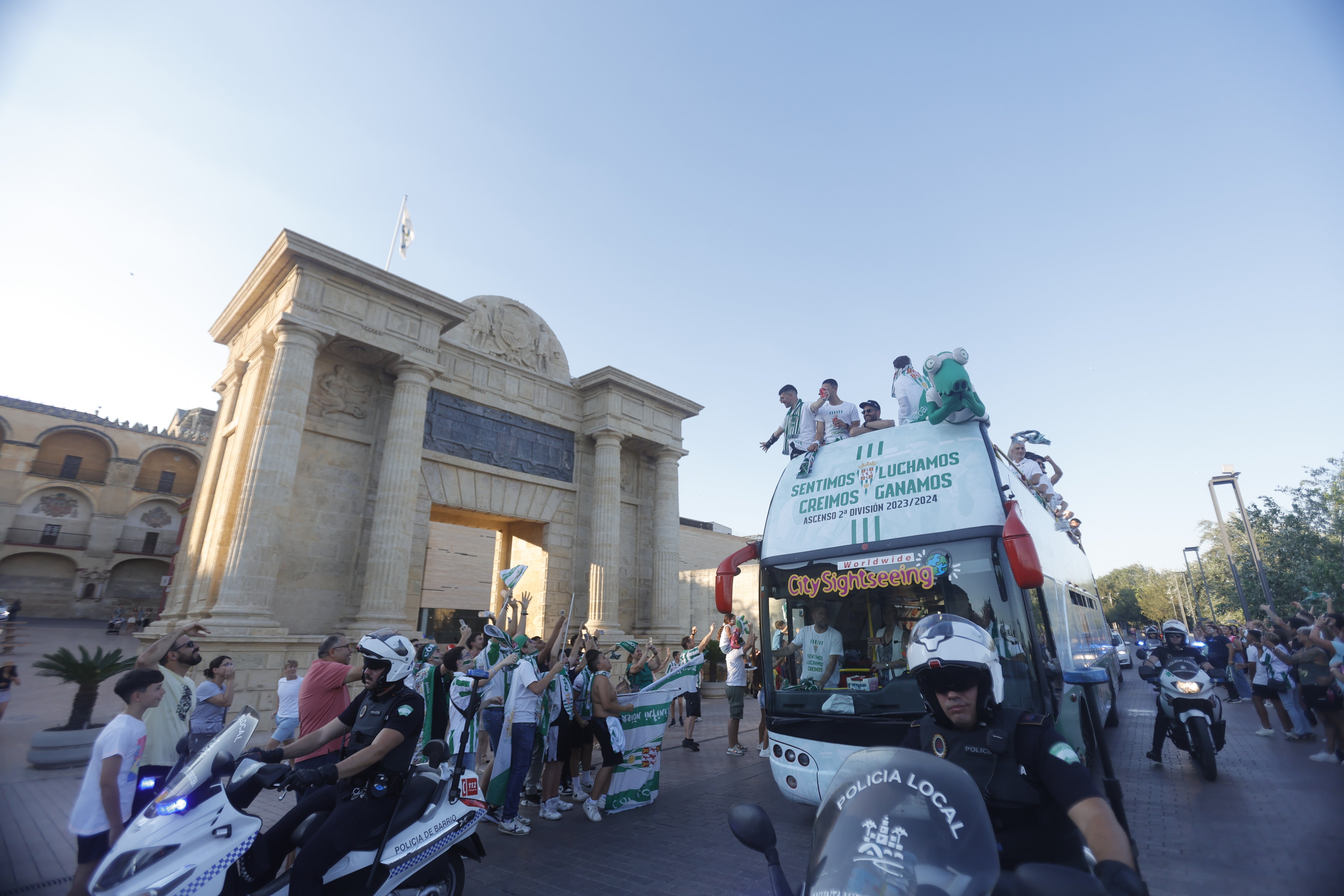 Las imágenes de la multitudinaria rúa del Córdoba CF por las calles