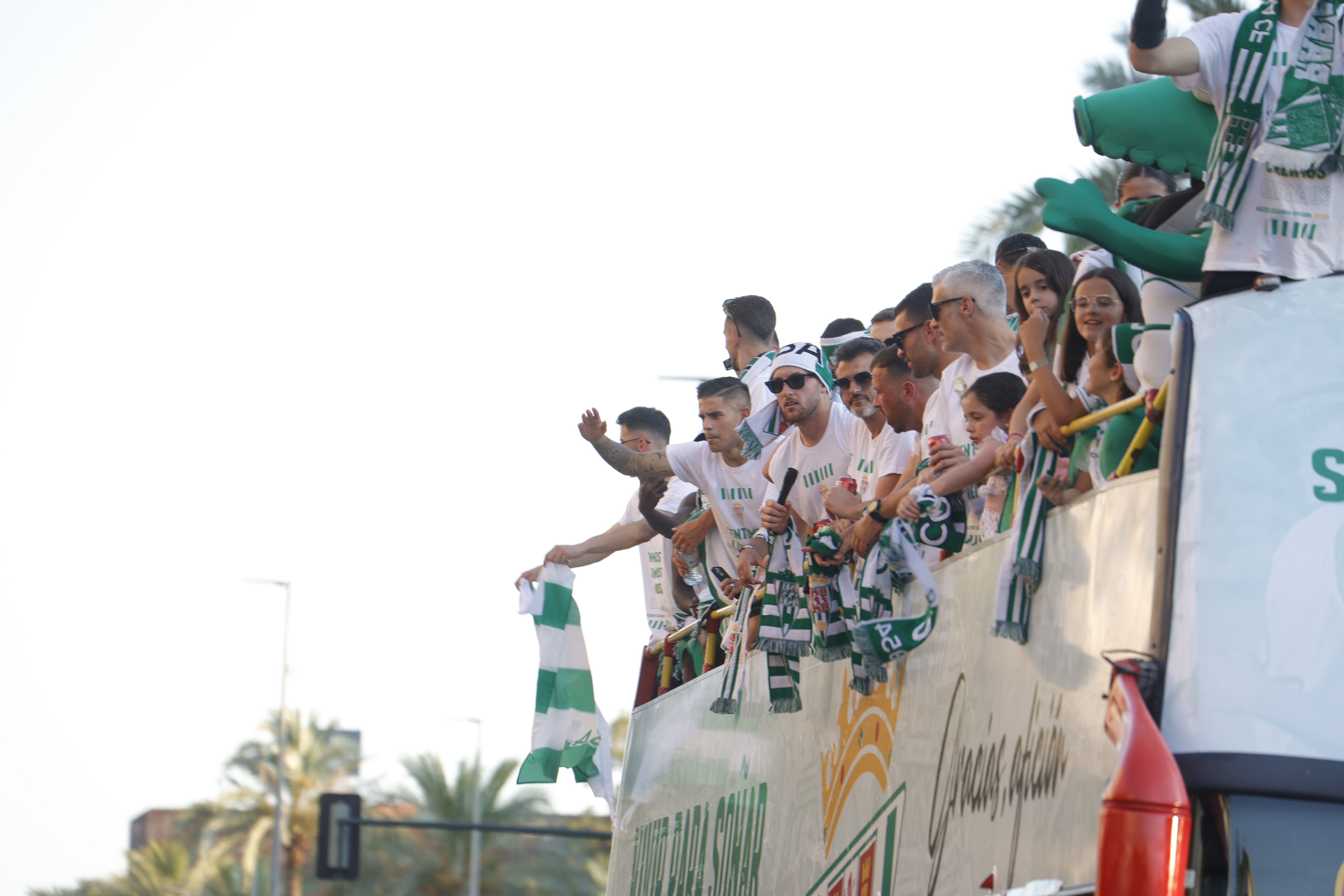 Las imágenes de la multitudinaria rúa del Córdoba CF por las calles