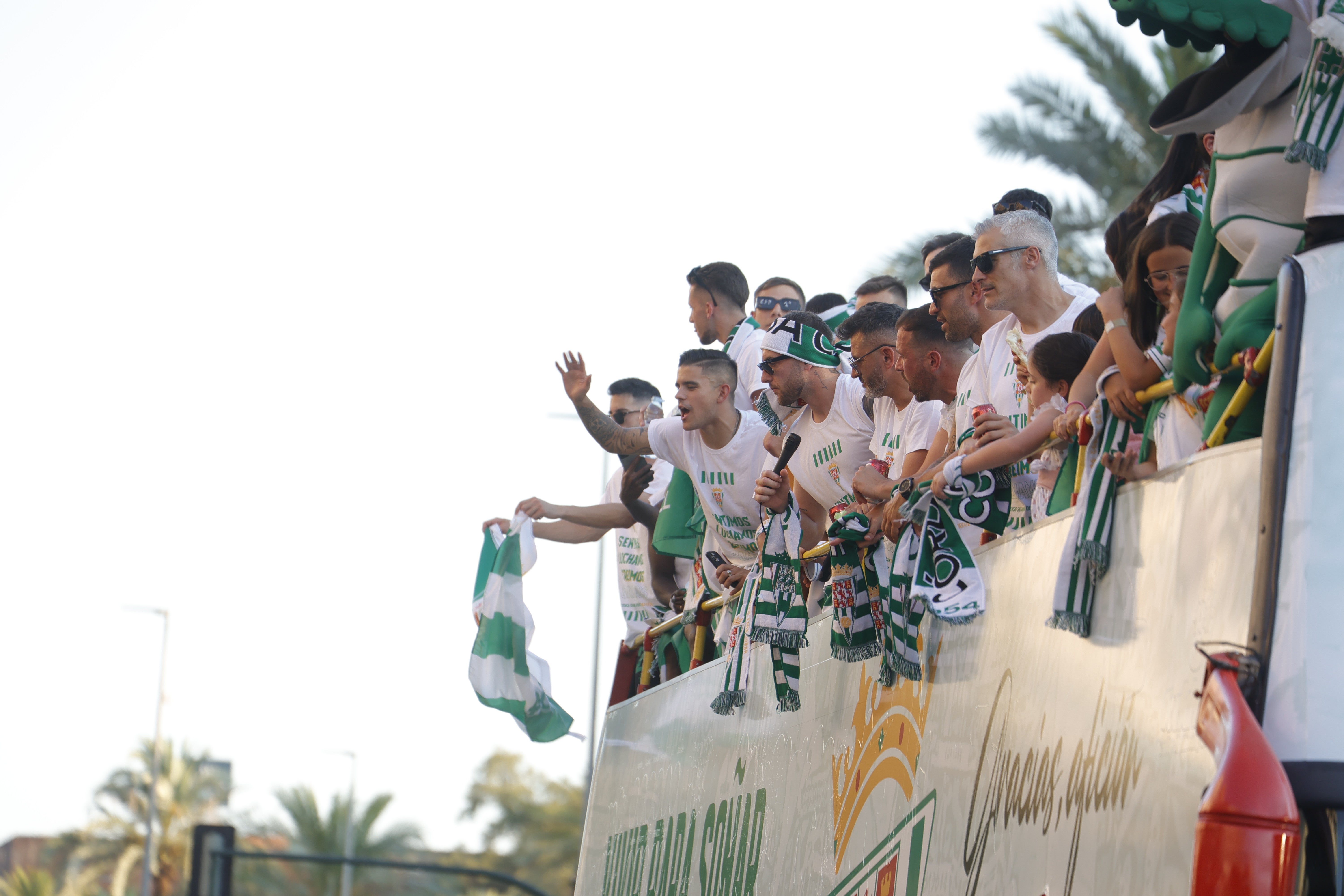 Las imágenes de la multitudinaria rúa del Córdoba CF por las calles