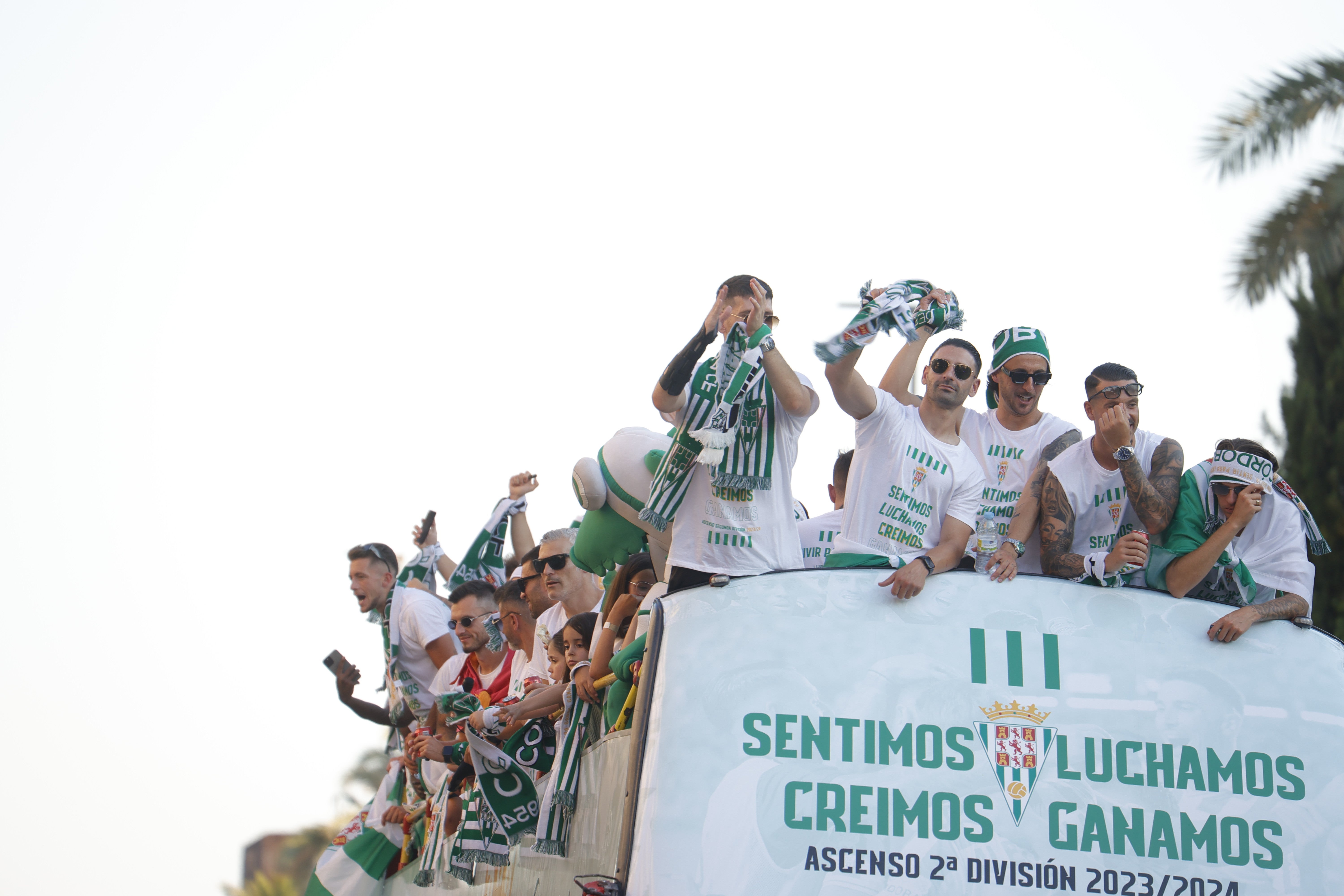 Las imágenes de la multitudinaria rúa del Córdoba CF por las calles