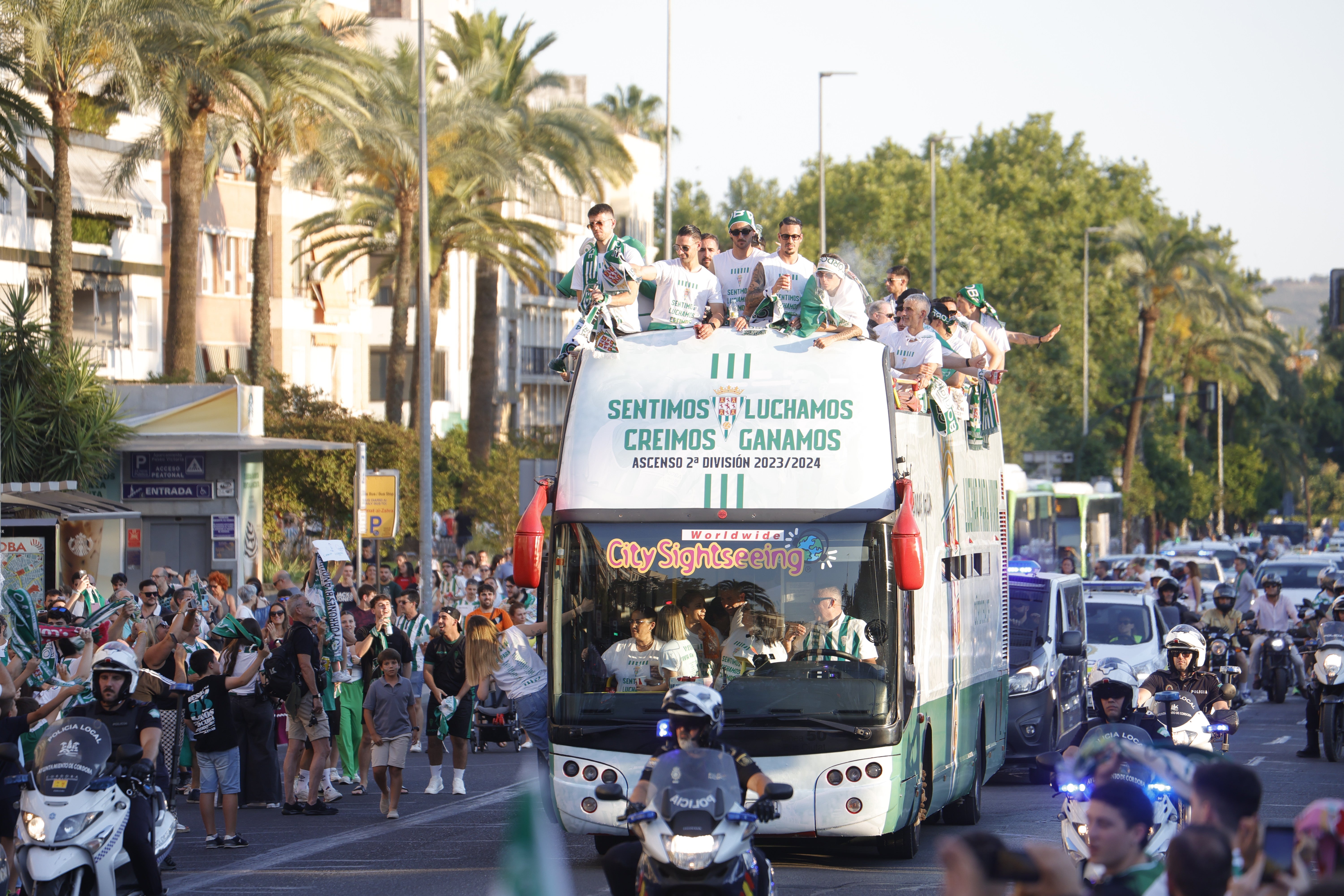 Las imágenes de la multitudinaria rúa del Córdoba CF por las calles