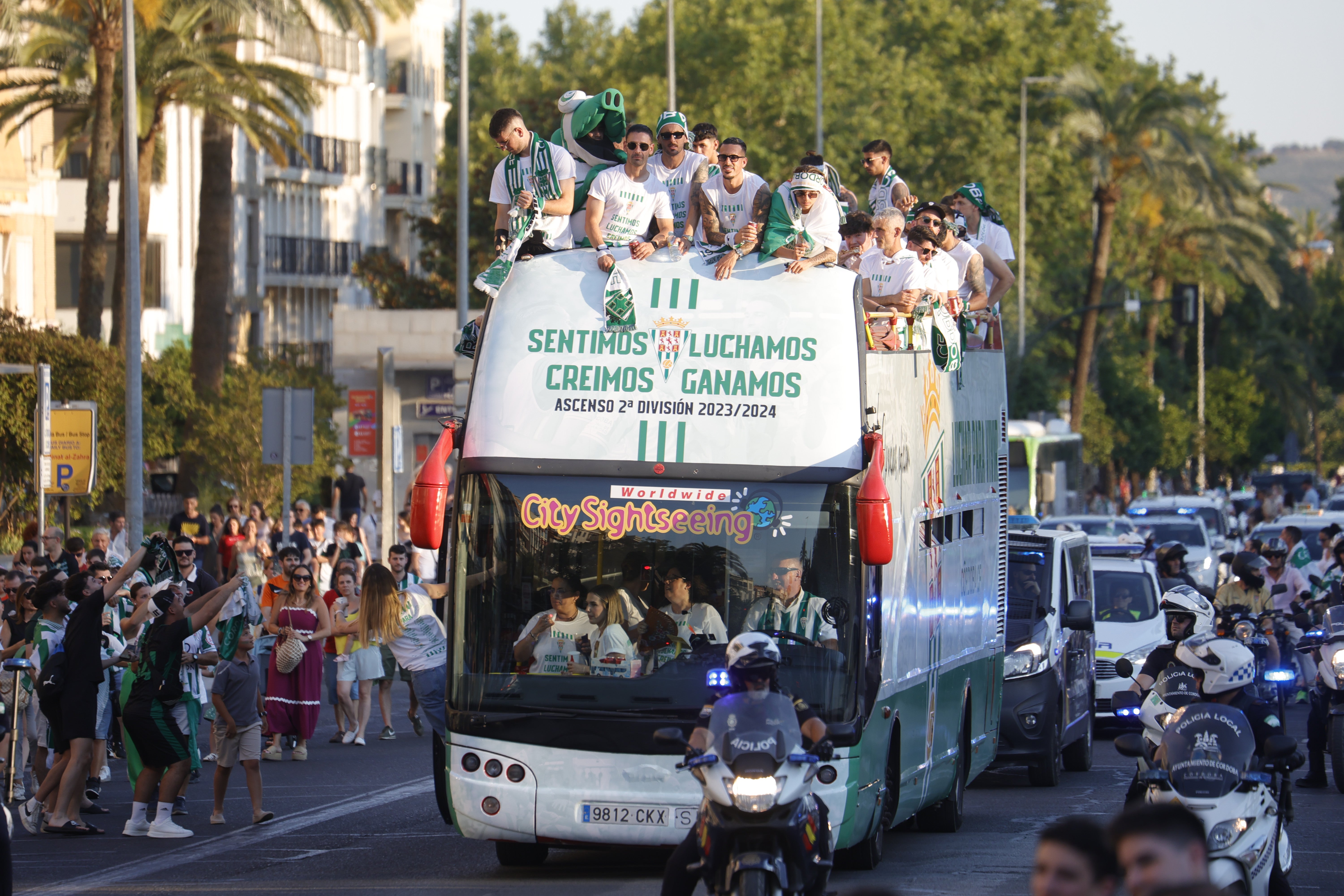 Las imágenes de la multitudinaria rúa del Córdoba CF por las calles