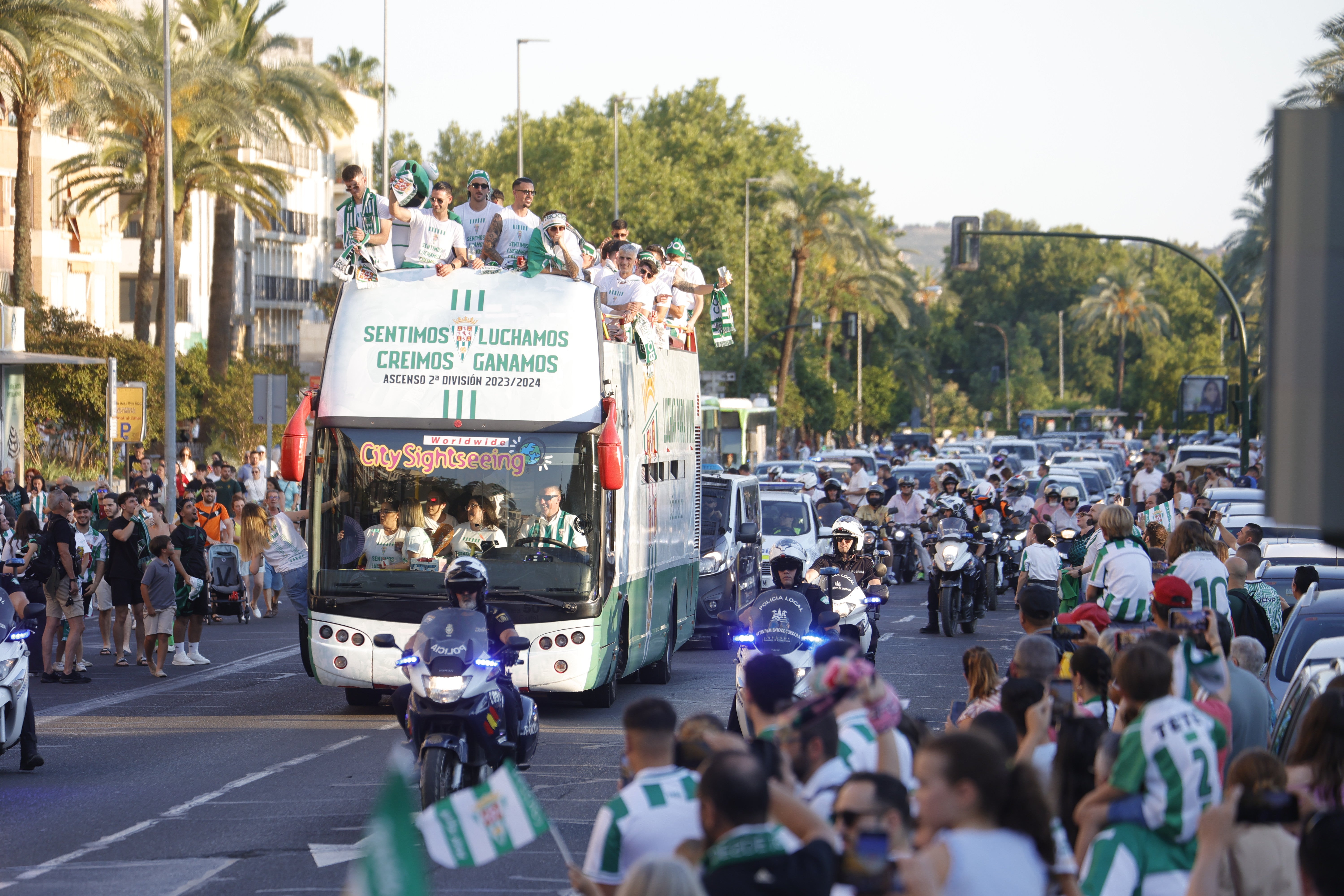 Las imágenes de la multitudinaria rúa del Córdoba CF por las calles