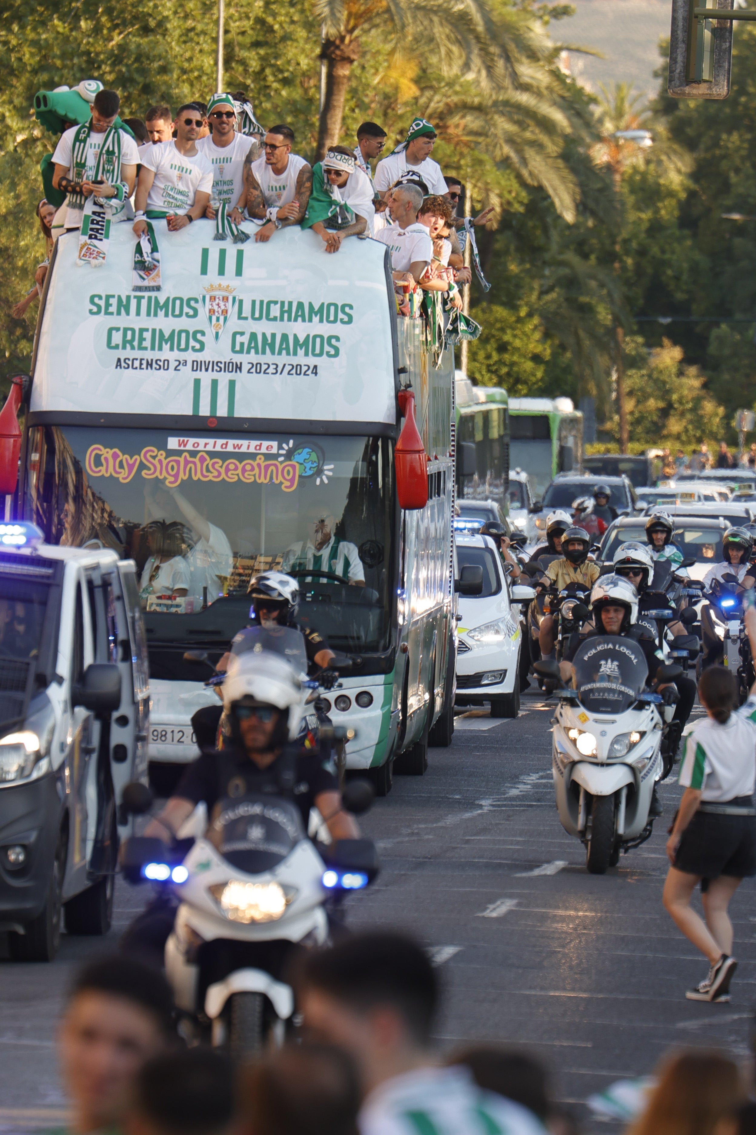 Las imágenes de la multitudinaria rúa del Córdoba CF por las calles