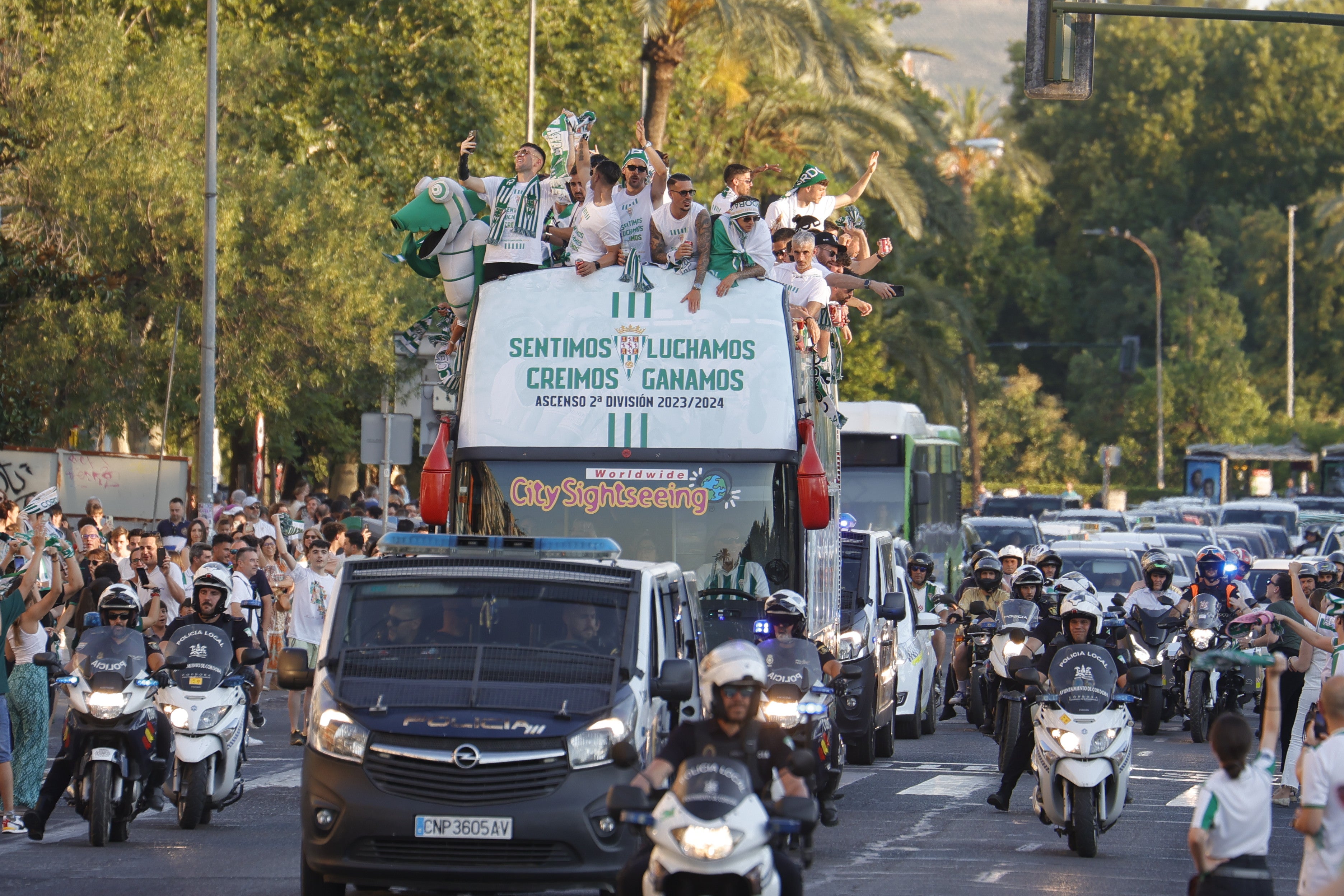 Las imágenes de la multitudinaria rúa del Córdoba CF por las calles