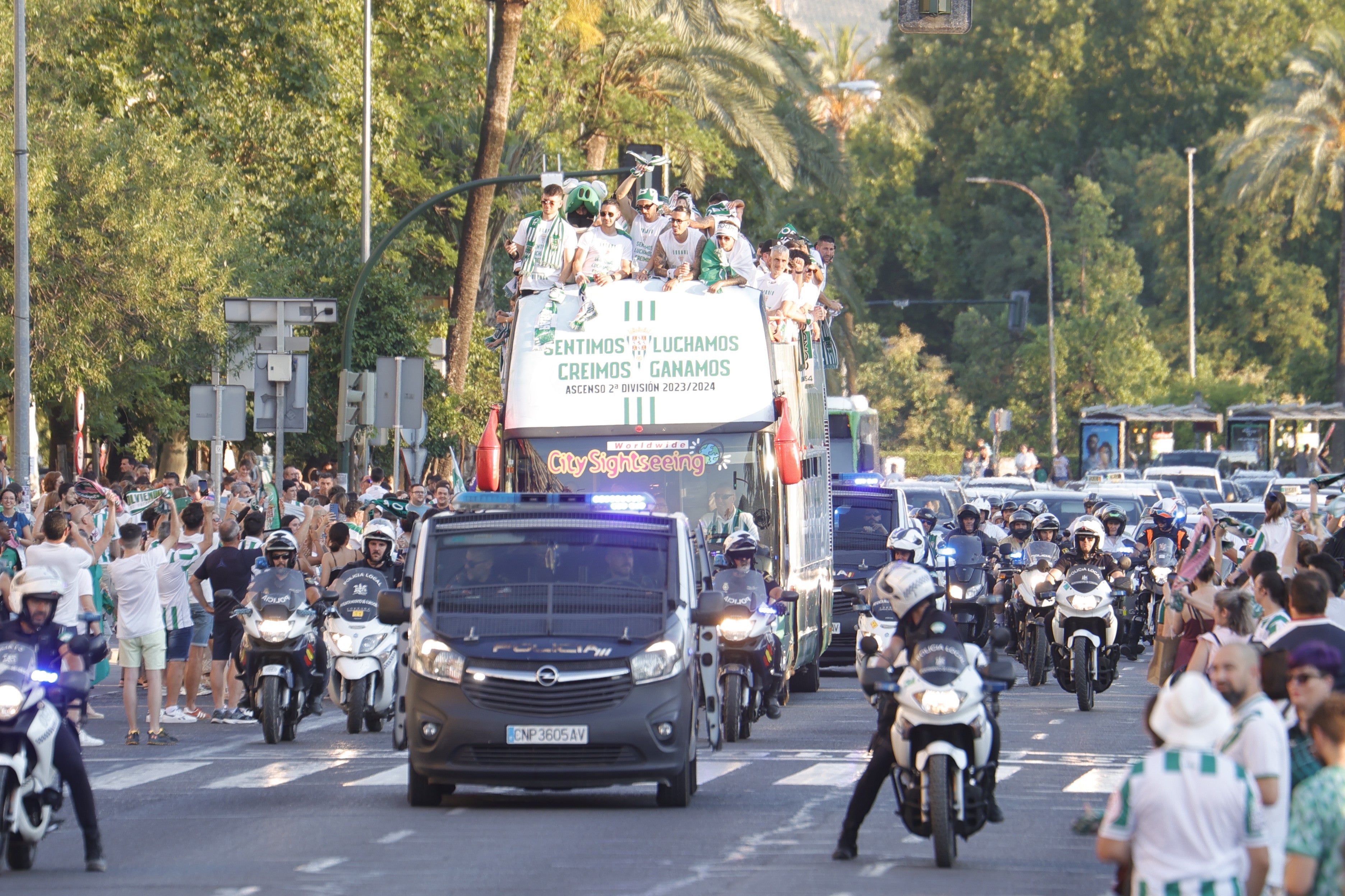 Las imágenes de la multitudinaria rúa del Córdoba CF por las calles