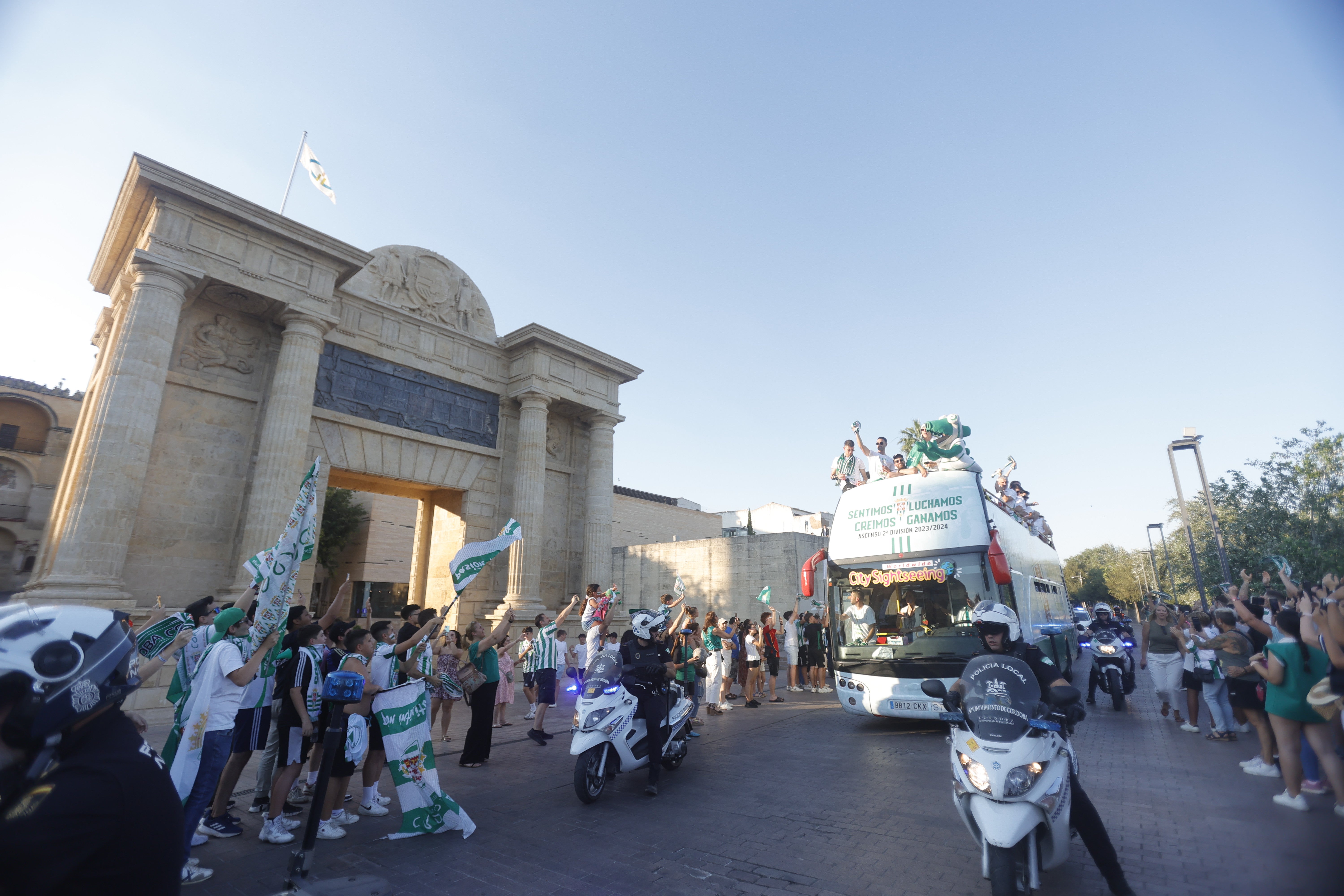 Las imágenes de la multitudinaria rúa del Córdoba CF por las calles