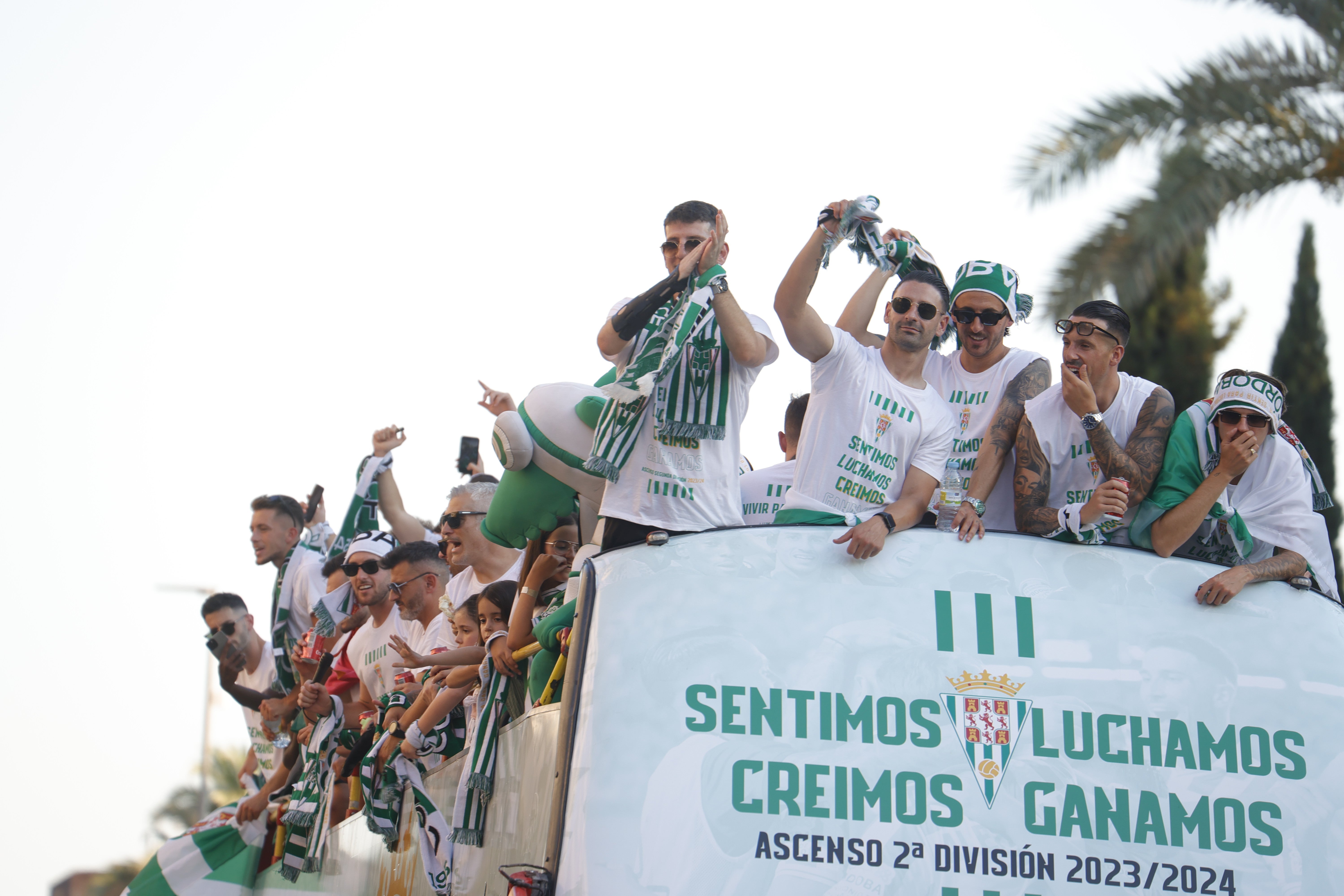 Las imágenes de la multitudinaria rúa del Córdoba CF por las calles