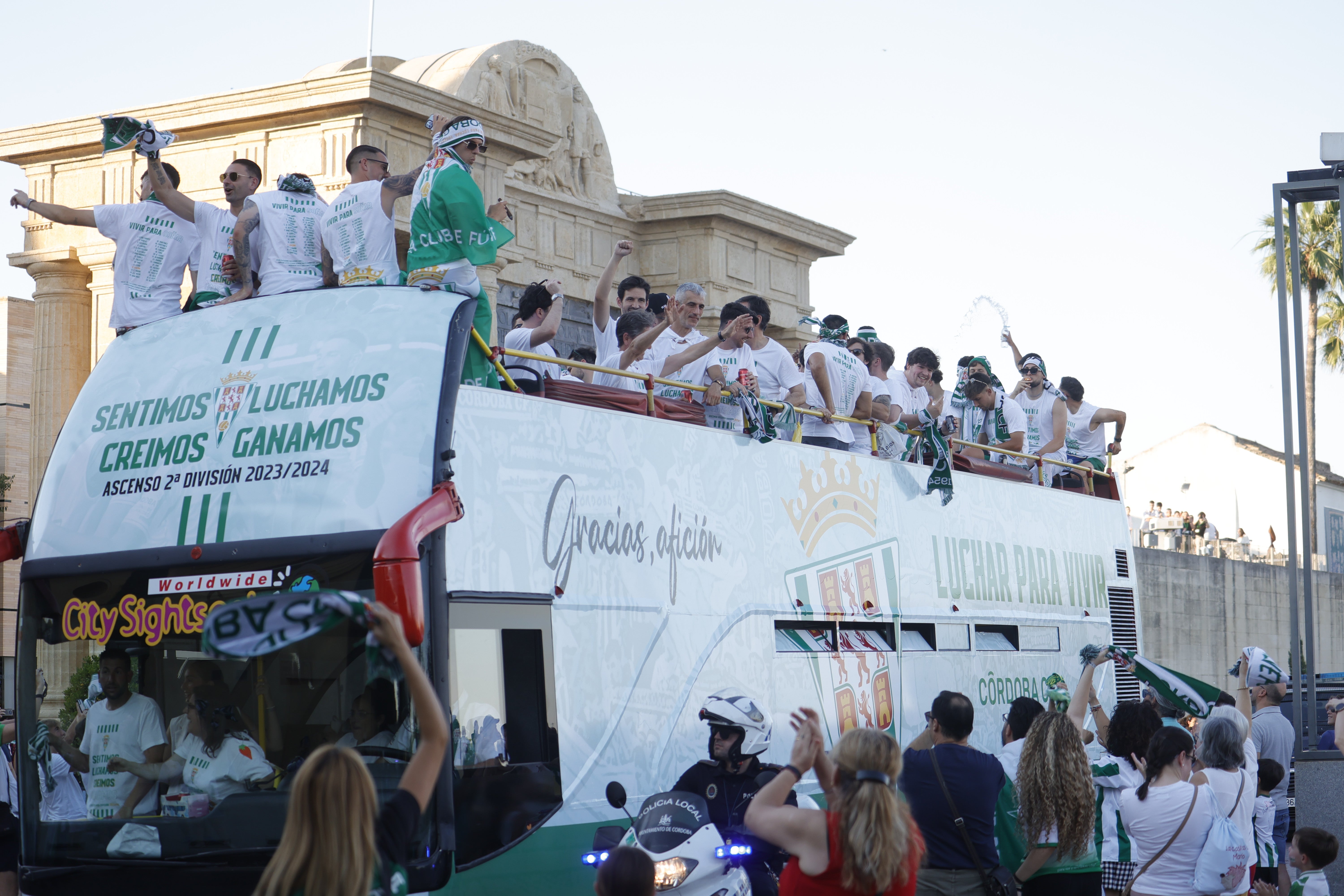Las imágenes de la multitudinaria rúa del Córdoba CF por las calles