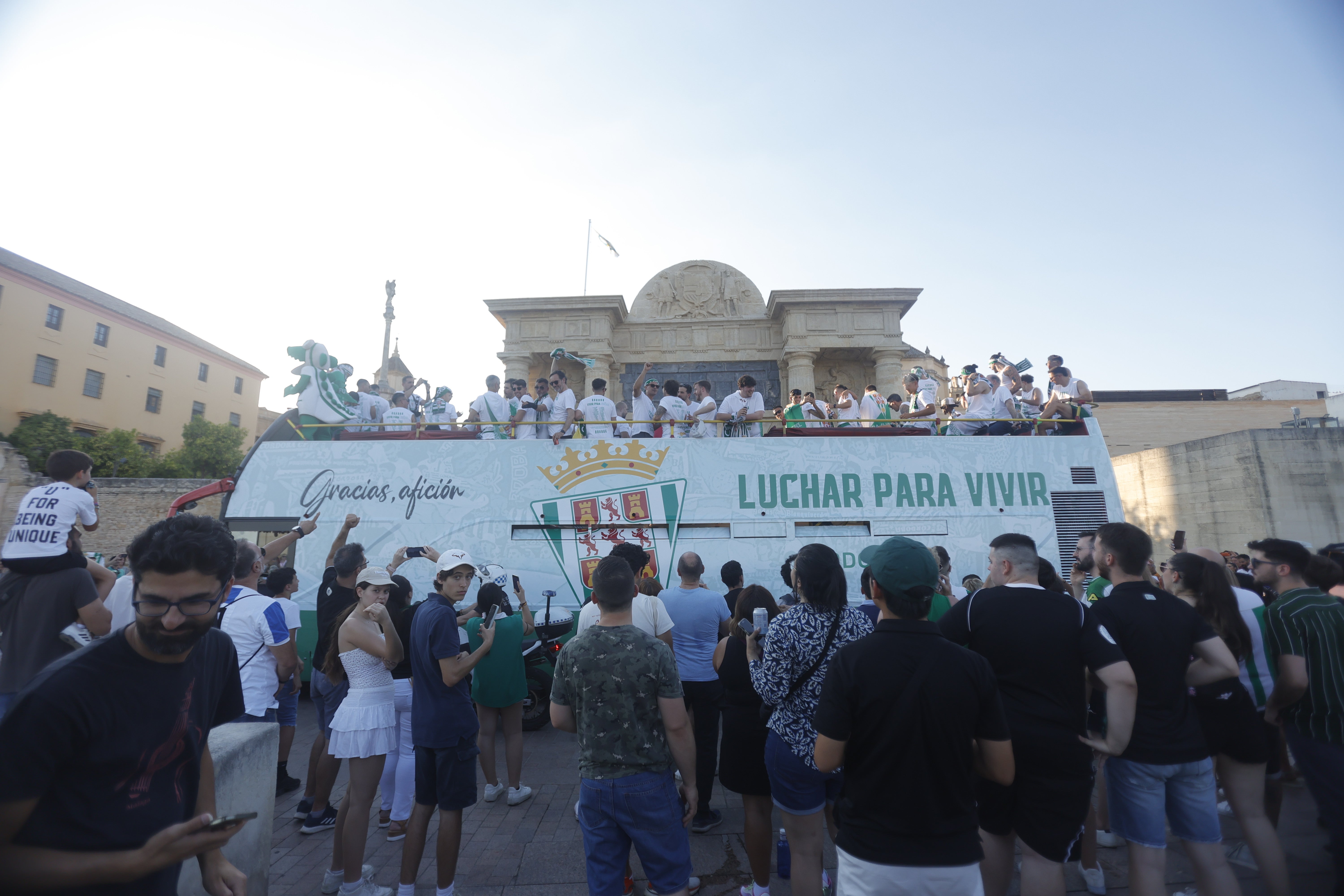 Las imágenes de la multitudinaria rúa del Córdoba CF por las calles