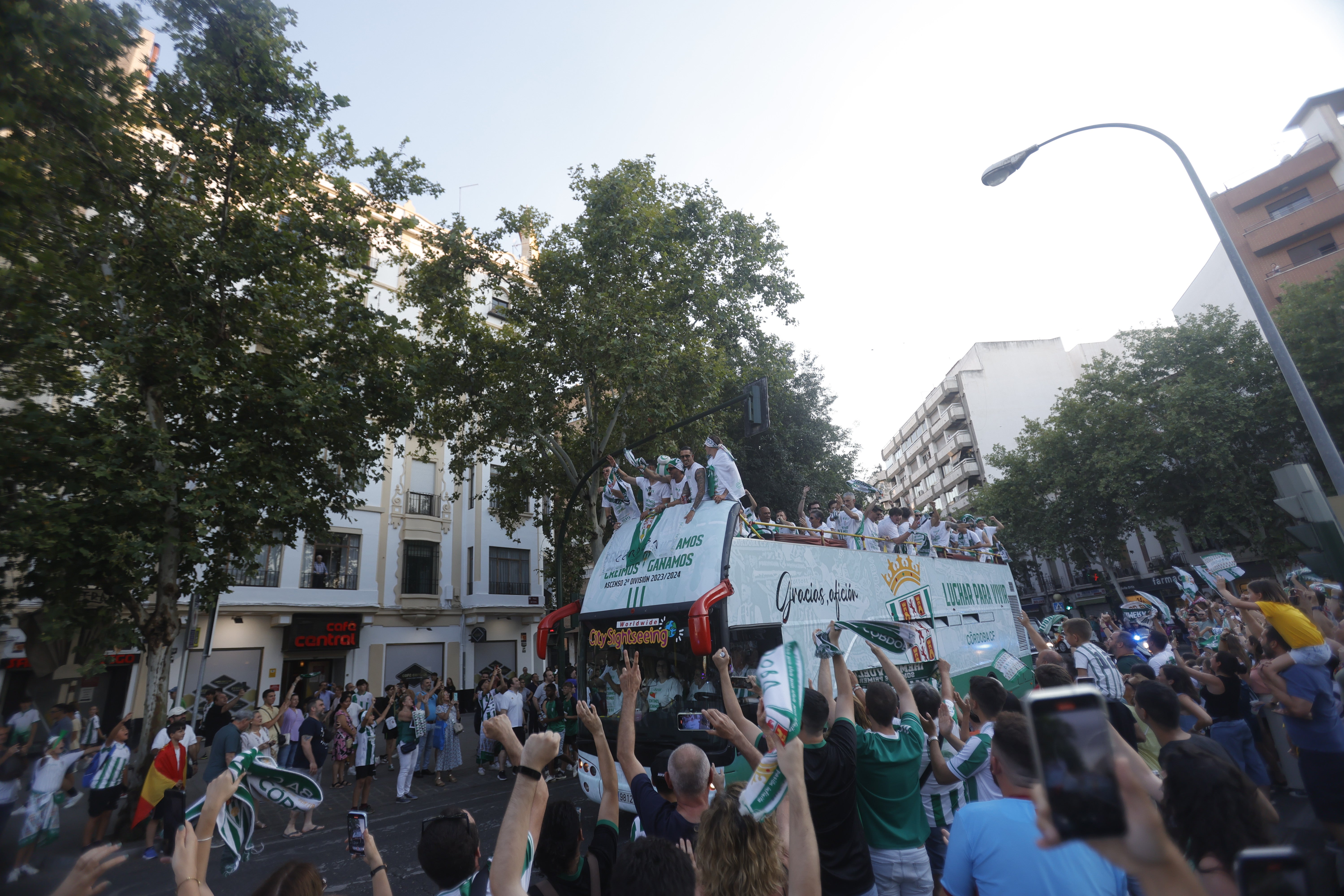 Las imágenes de la multitudinaria rúa del Córdoba CF por las calles