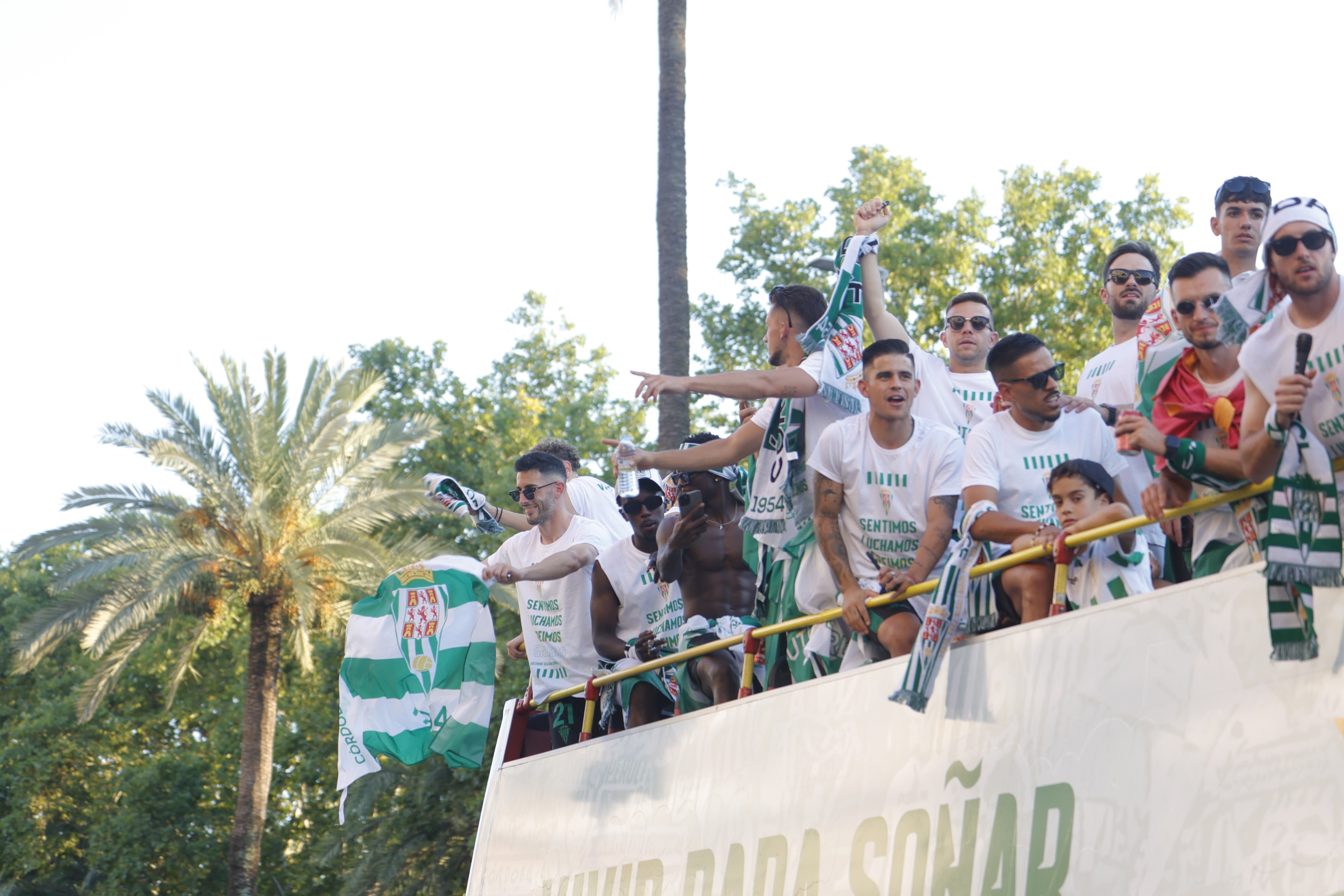 Las imágenes de la multitudinaria rúa del Córdoba CF por las calles