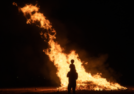 Hogueras fuera de control y humo, principales incidencias de la noche de San Juan en Canaria