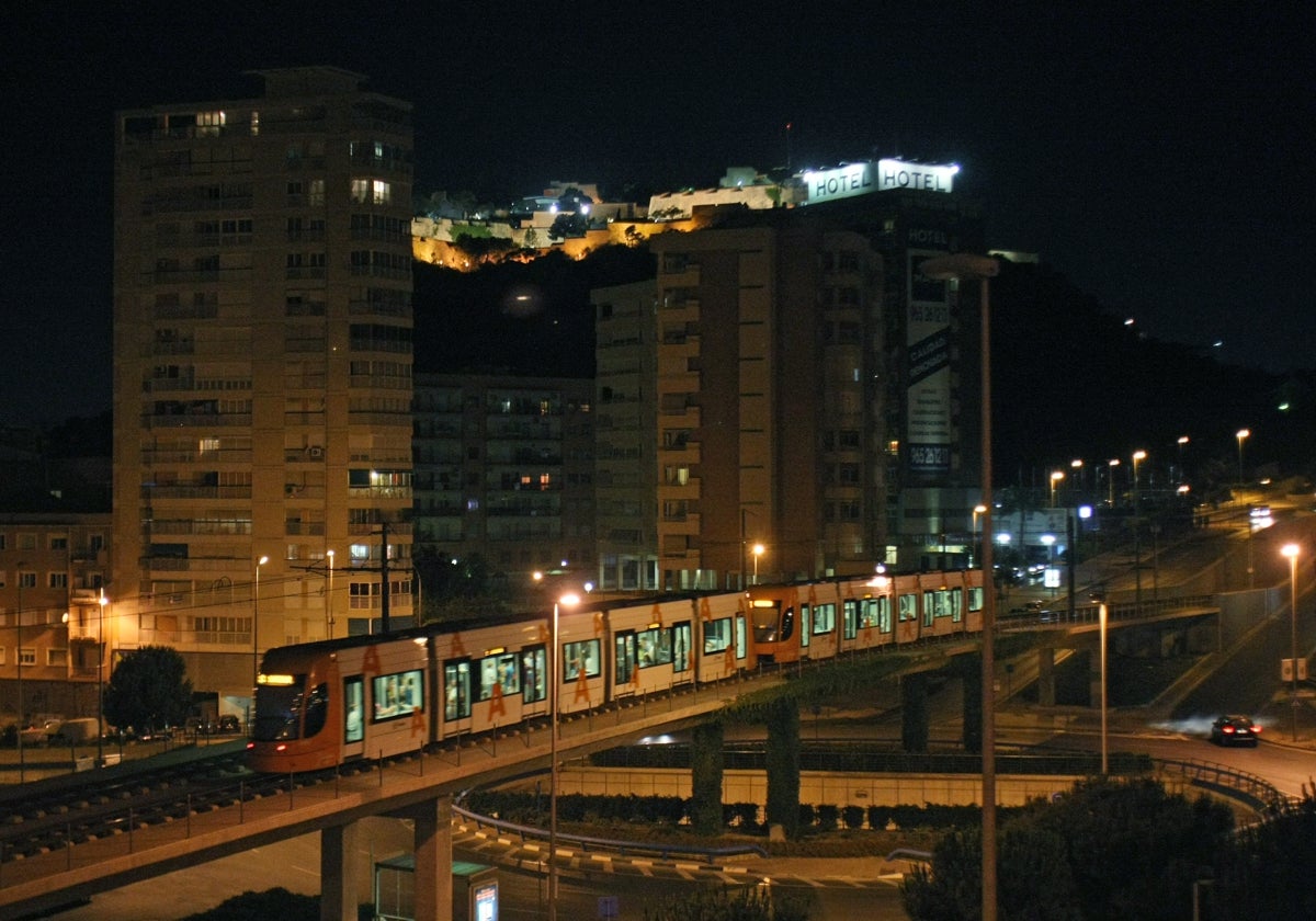 Un convoy del Tram circulando por Alicante de noche.