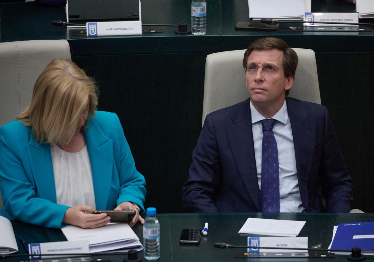 El alcalde de Madrid, José Luis Martínez-Almeida, en el pleno de Cibeles, junto a la vicealcaldesa, Inma Sanz, este martes, durante la celebración del Debate sobre el estado de la ciudad