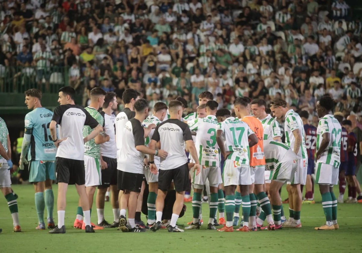 La plantilla del Córdoba durante el partido ante el Barcelona B