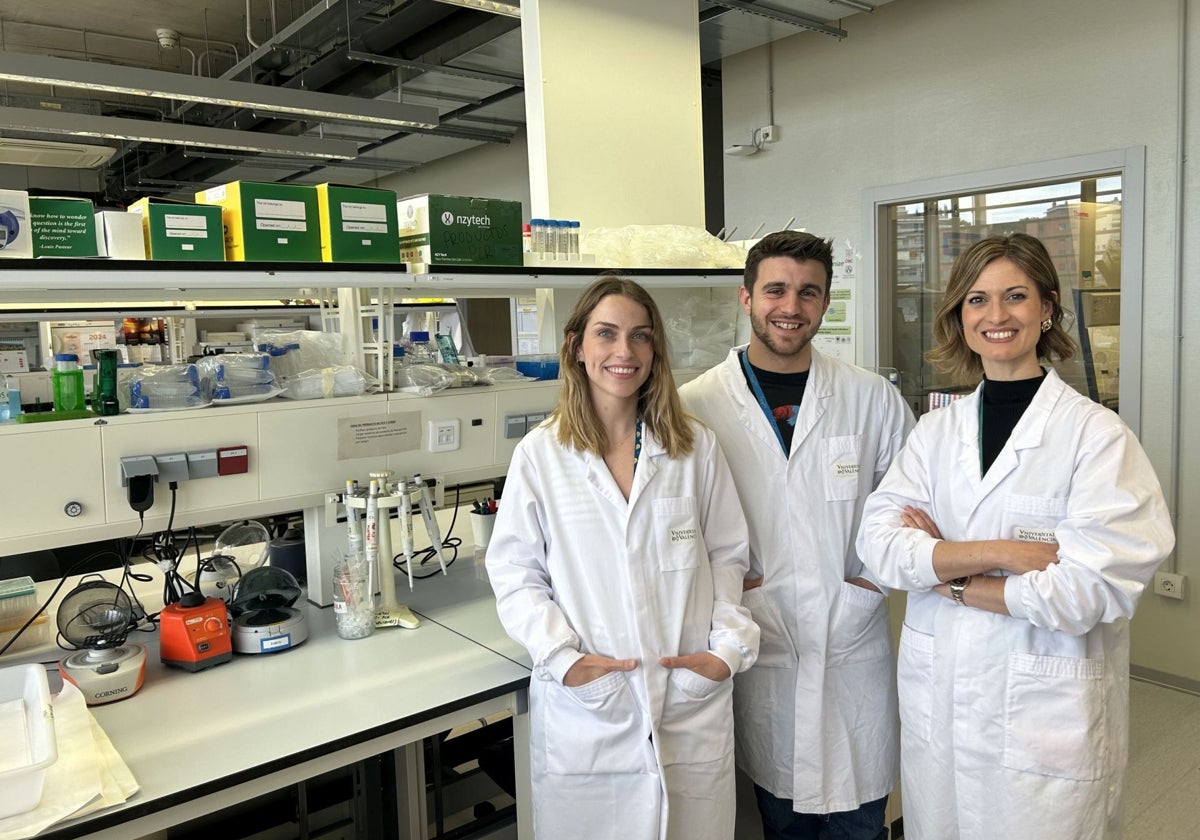 Imagen de Mireia Bernabéu, Marco Pardo y Pilar Domingo, investigadores del Grupo de Virología Ambiental y Biomédica del I2Sysbio