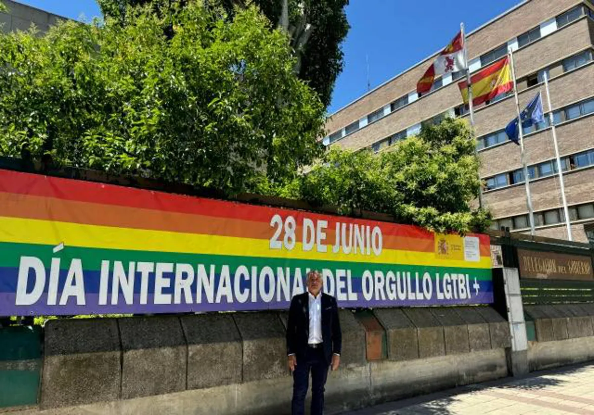 Nicanor Sen, junto a la bandera desplegada en el exterior de al Delegación del Gobierno